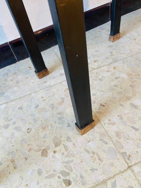paire de petites tables d'appoint en chêne et métal
