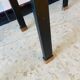 paire de petites tables d'appoint en chêne et métal