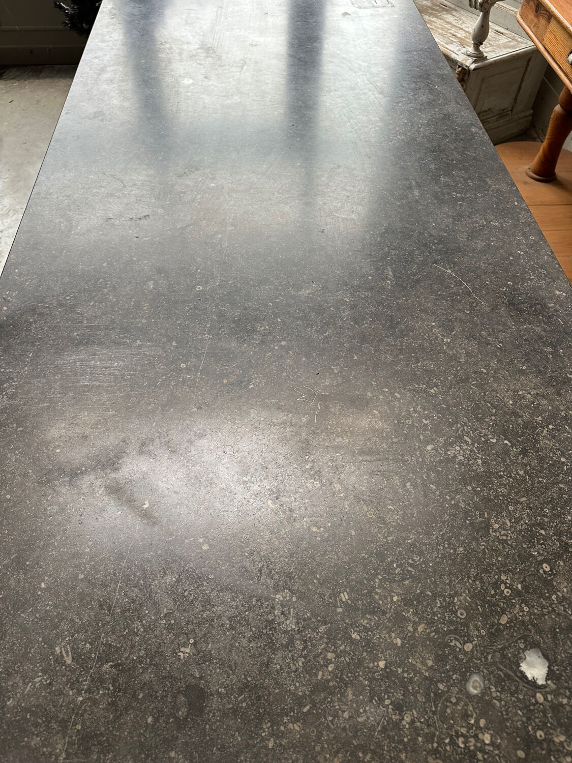 Ilot de magasin recouvert d’une pierre bleue