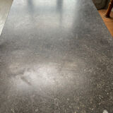 Ilot de magasin recouvert d’une pierre bleue