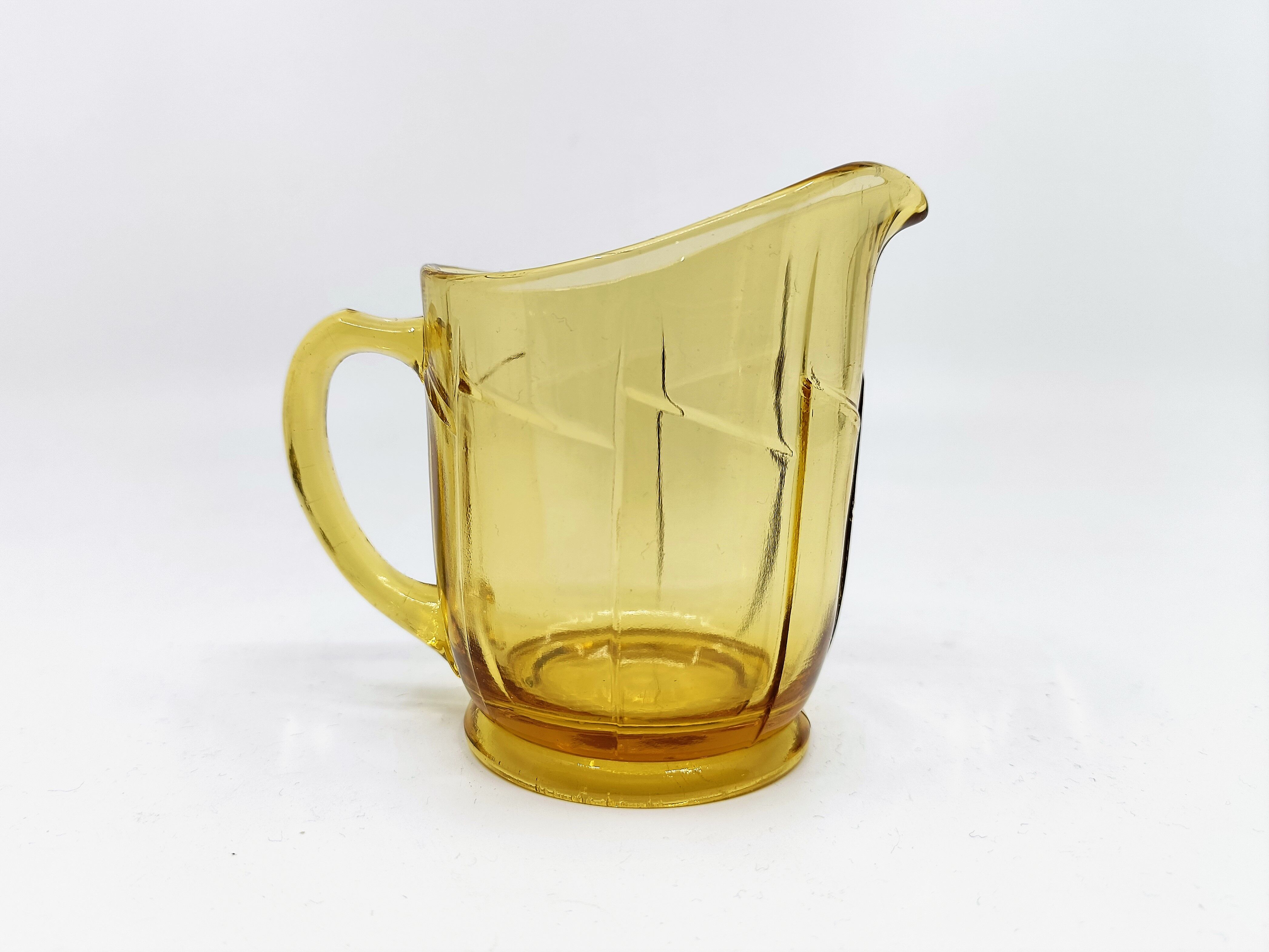 Petit pichet en verre jaune ambré de style art déco