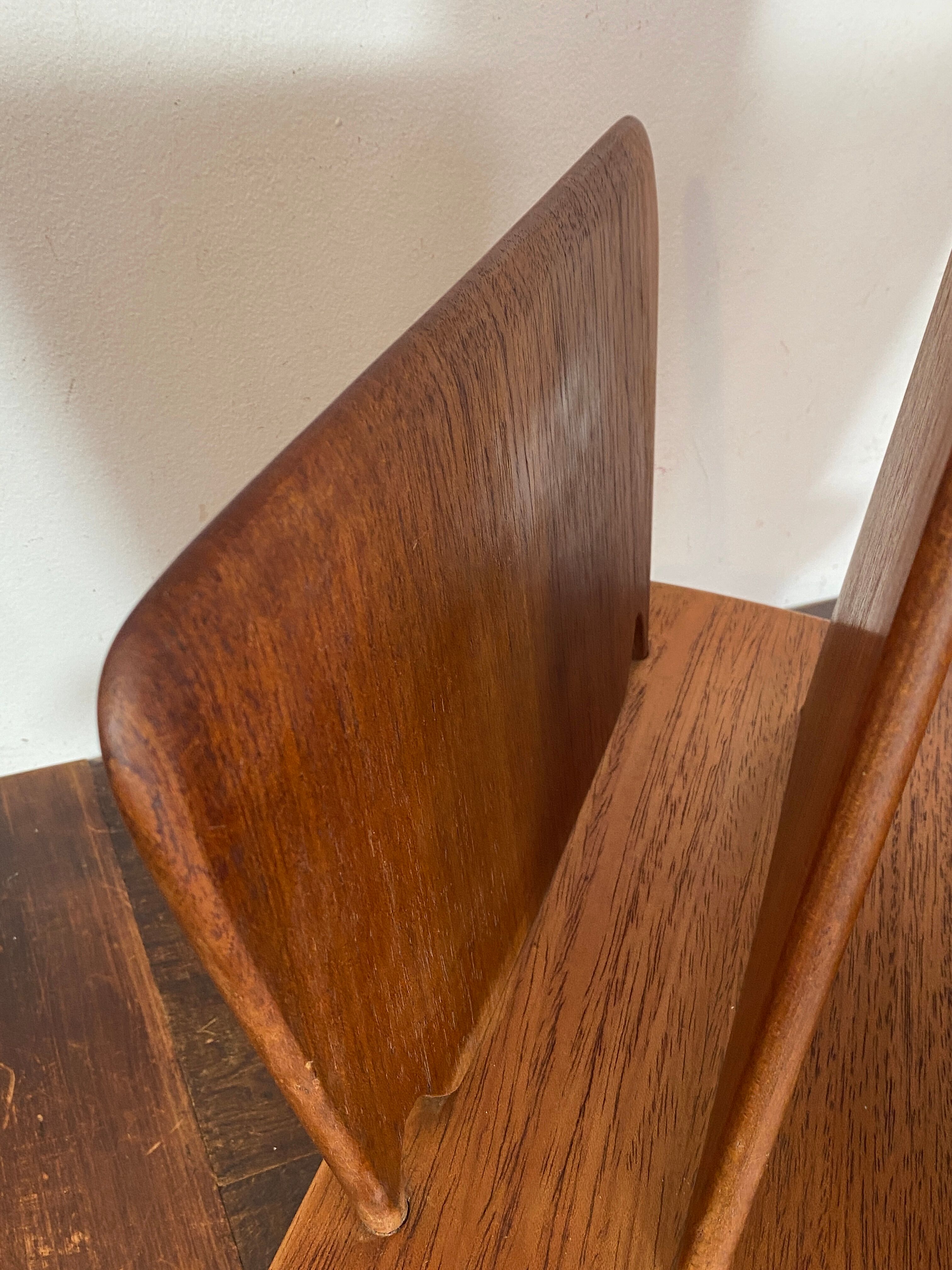 Magazine rack, in oak, by Pierre Cruège