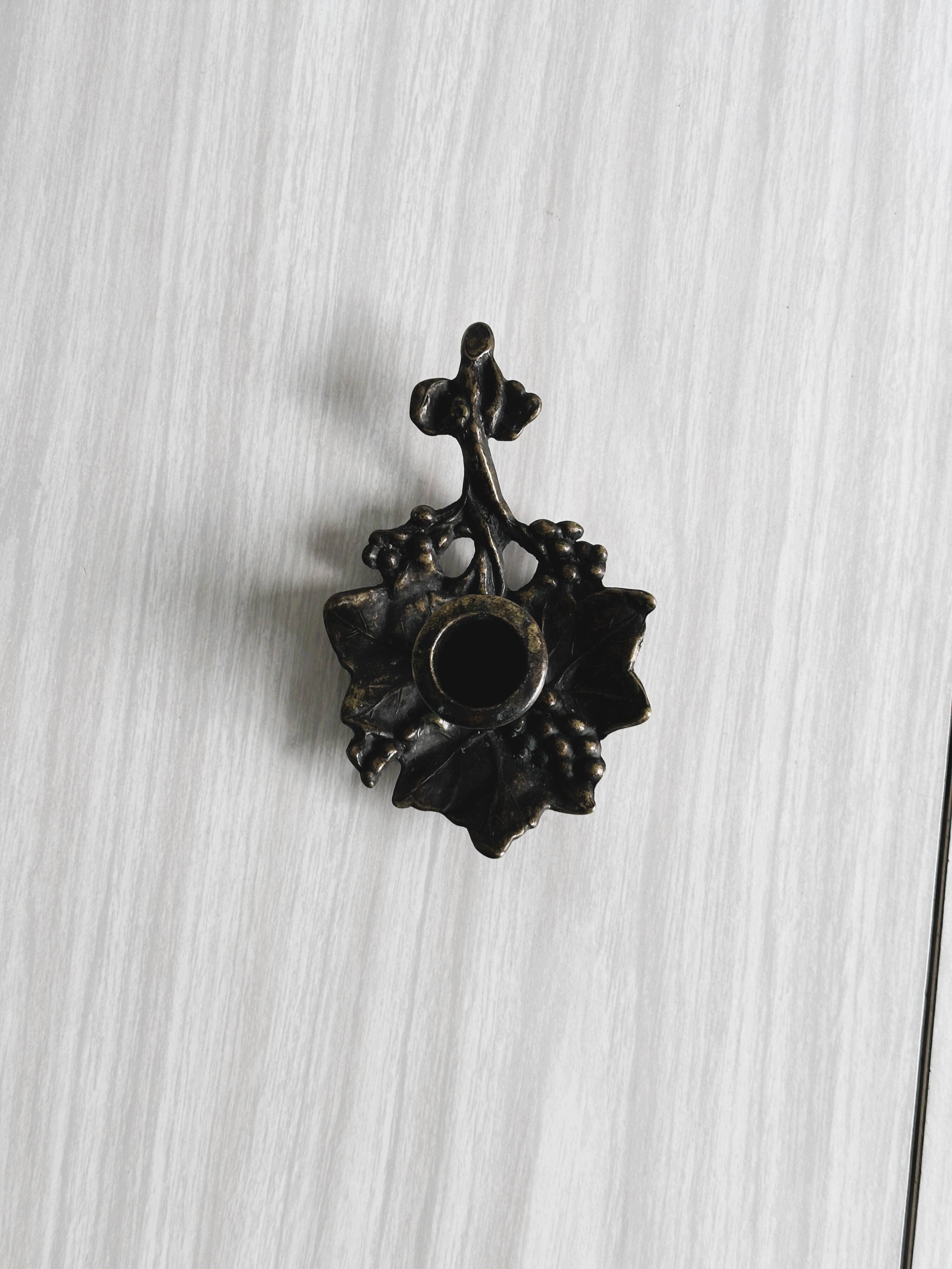 Rat tail metal candle holder