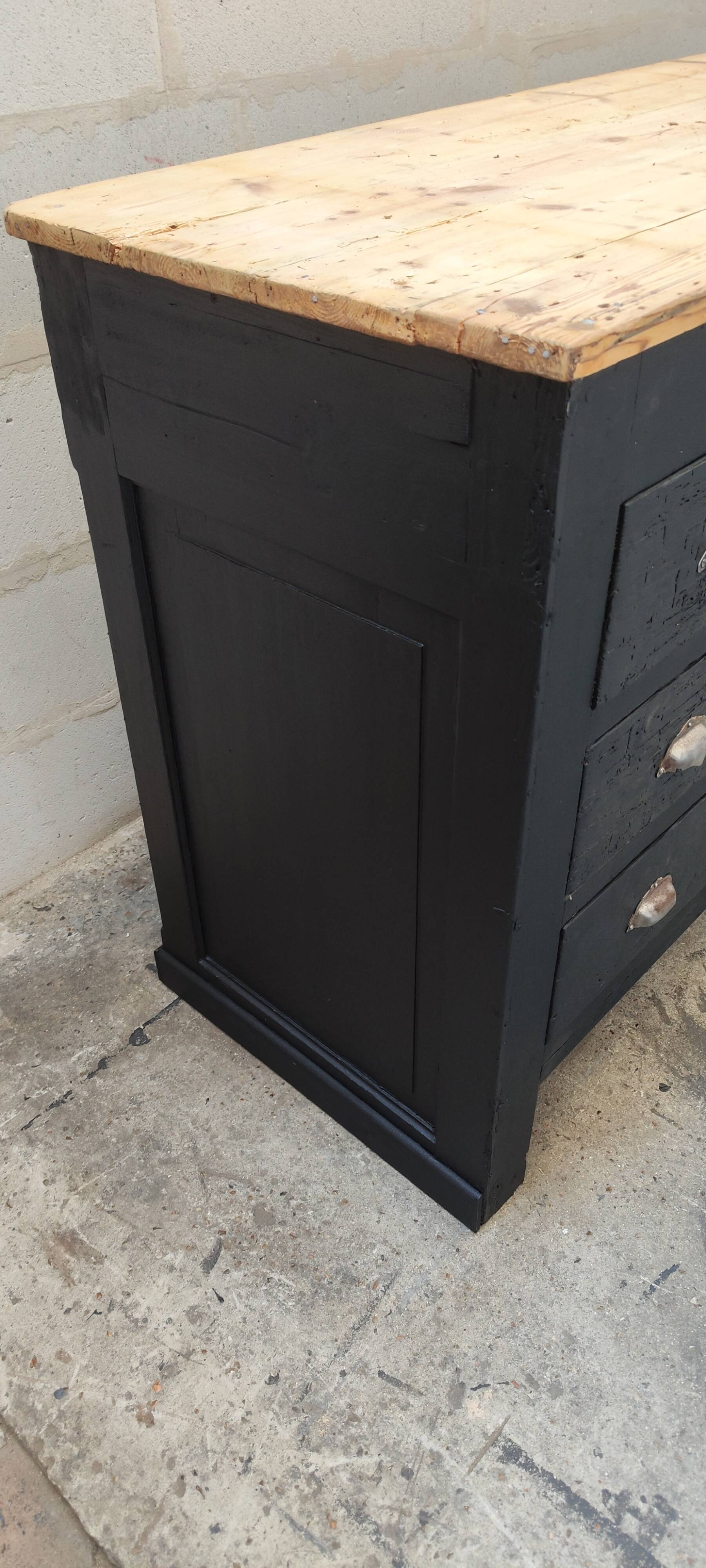 Ancien comptoir à tiroir patine noire