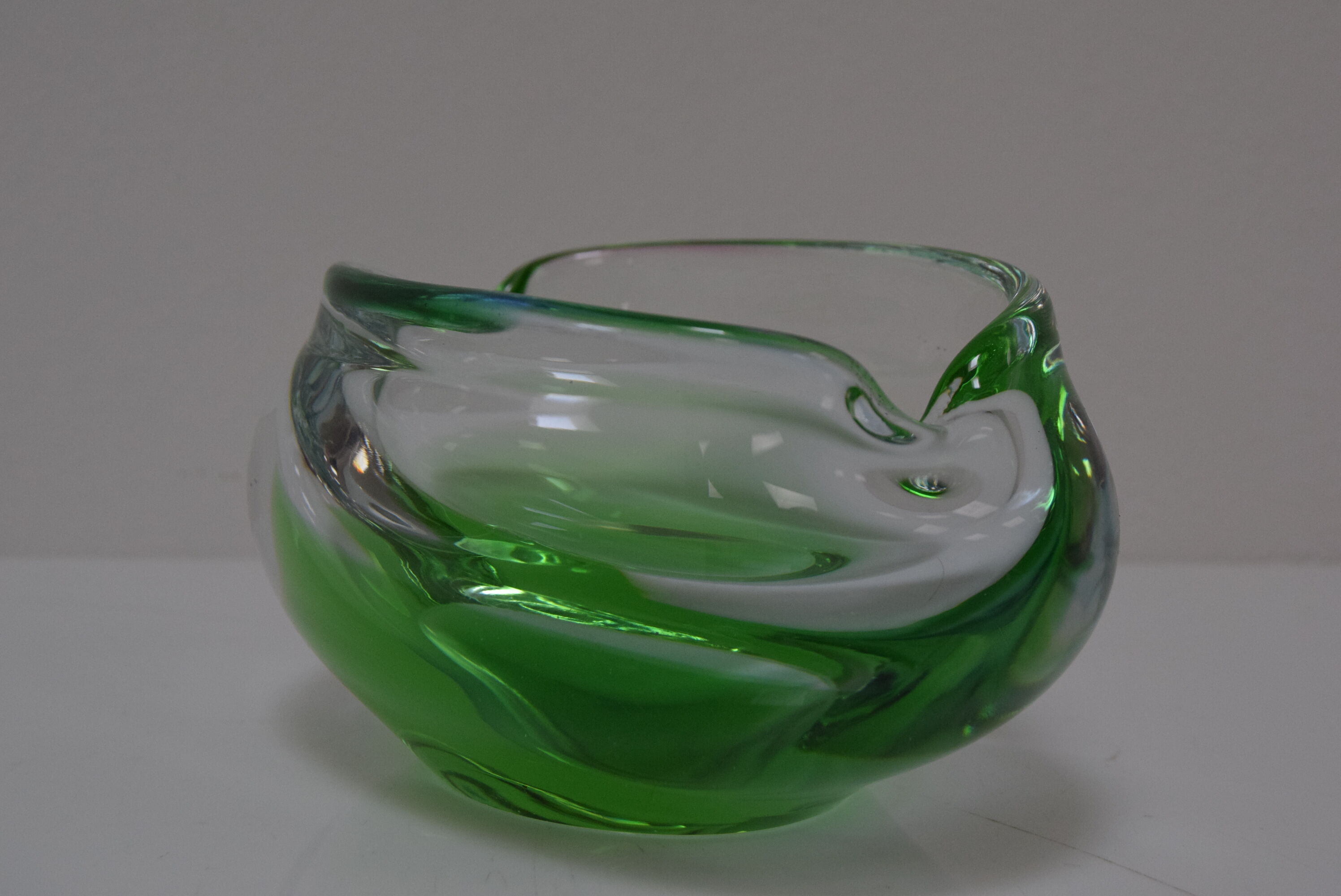 Cendrier du milieu du siècle en verre métallurgique, par Glasswork Novy Bor, années 1960.