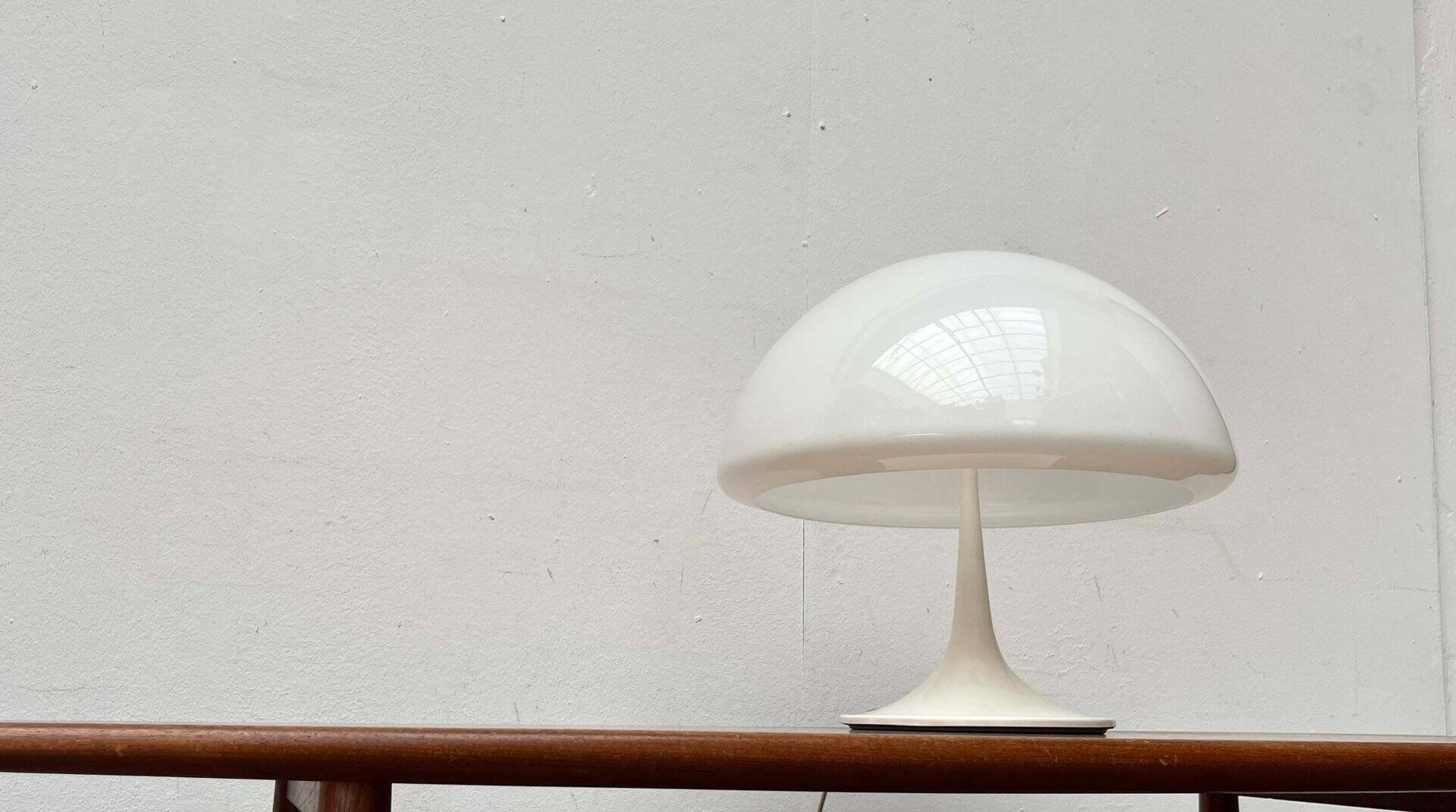 Lampe de table italienne de style mid-century moderne de l'ère spatiale par Luigi Massoni pour Guzzini, années 1960.