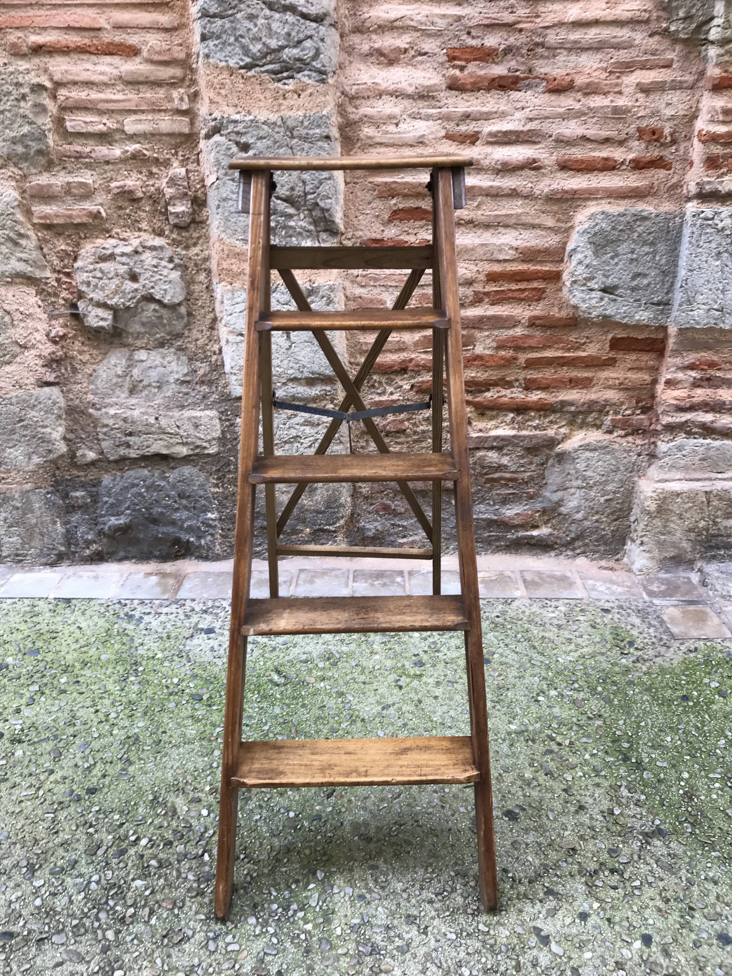 Wooden painter stepladder