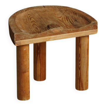 Tabouret sculpté en pin, art populaire suédois, milieu du XXe siècle, années 1950