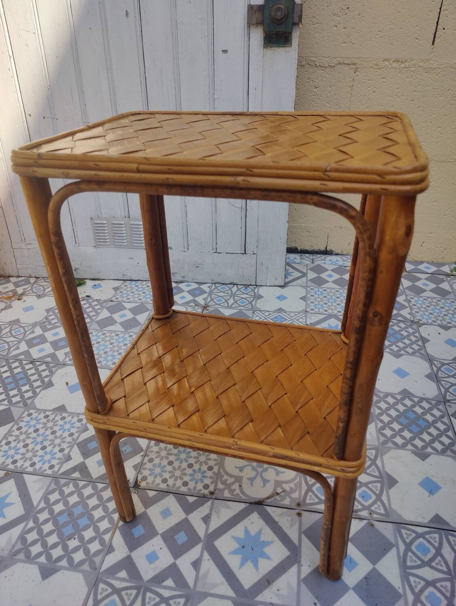 Desserte vintage en rotin tressé