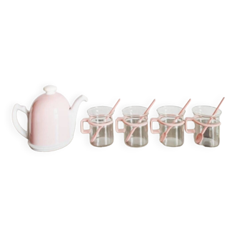Teapot and 4 bodums cups