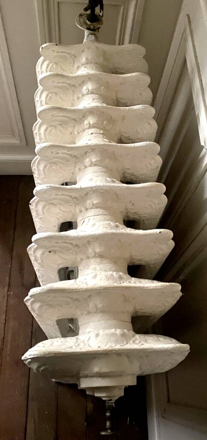 Radiateur ancien sur pieds à huit lames fleuries en fonte de fer XX siècle