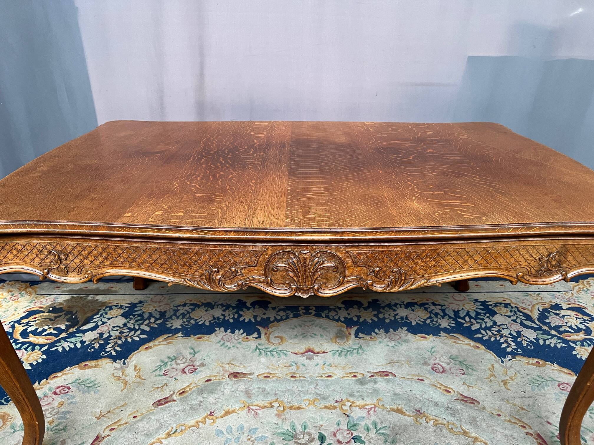 Table à manger extensible avec une longueur maximale 375 cm.
