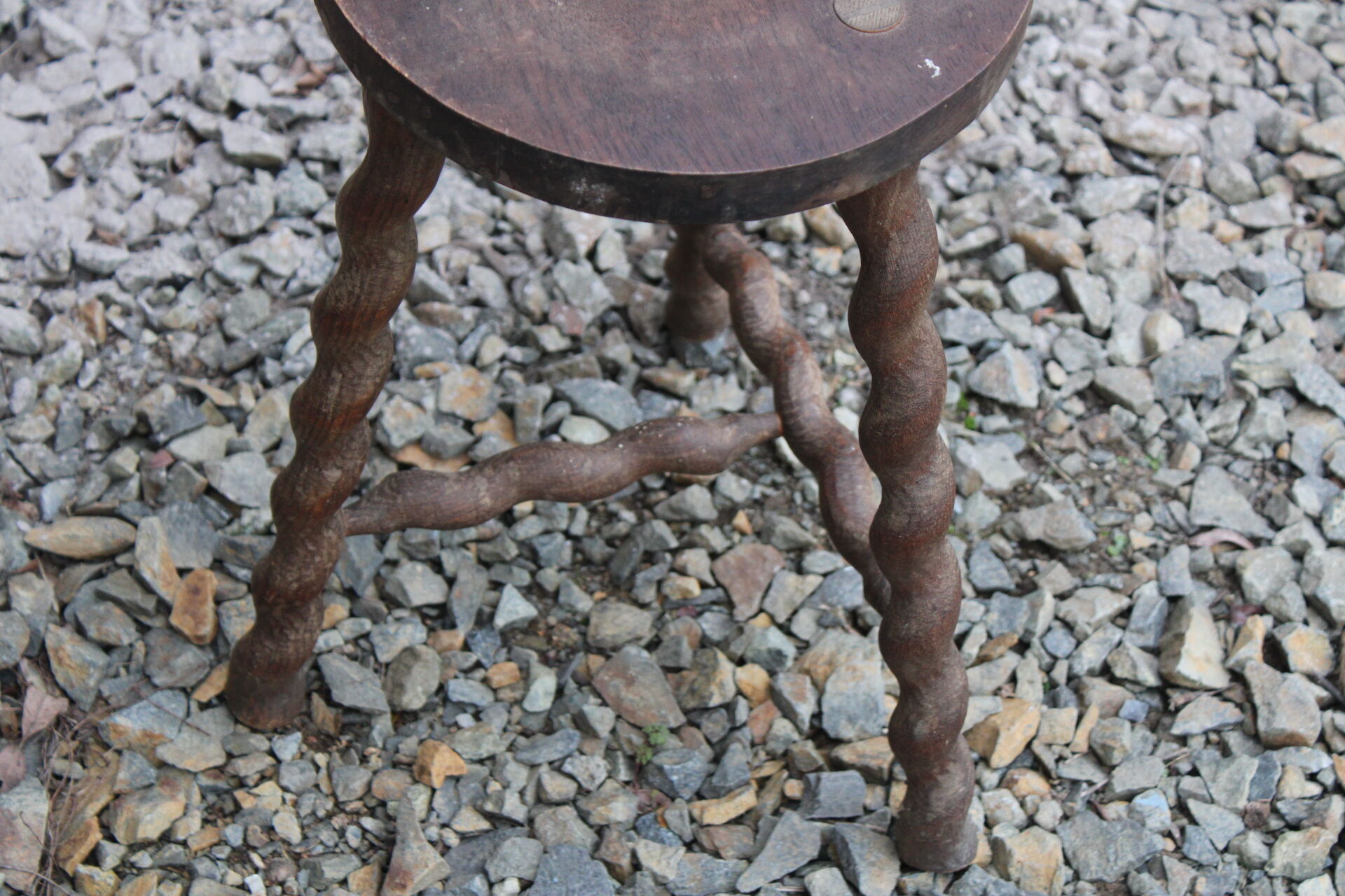 Tripod stool wavy feet