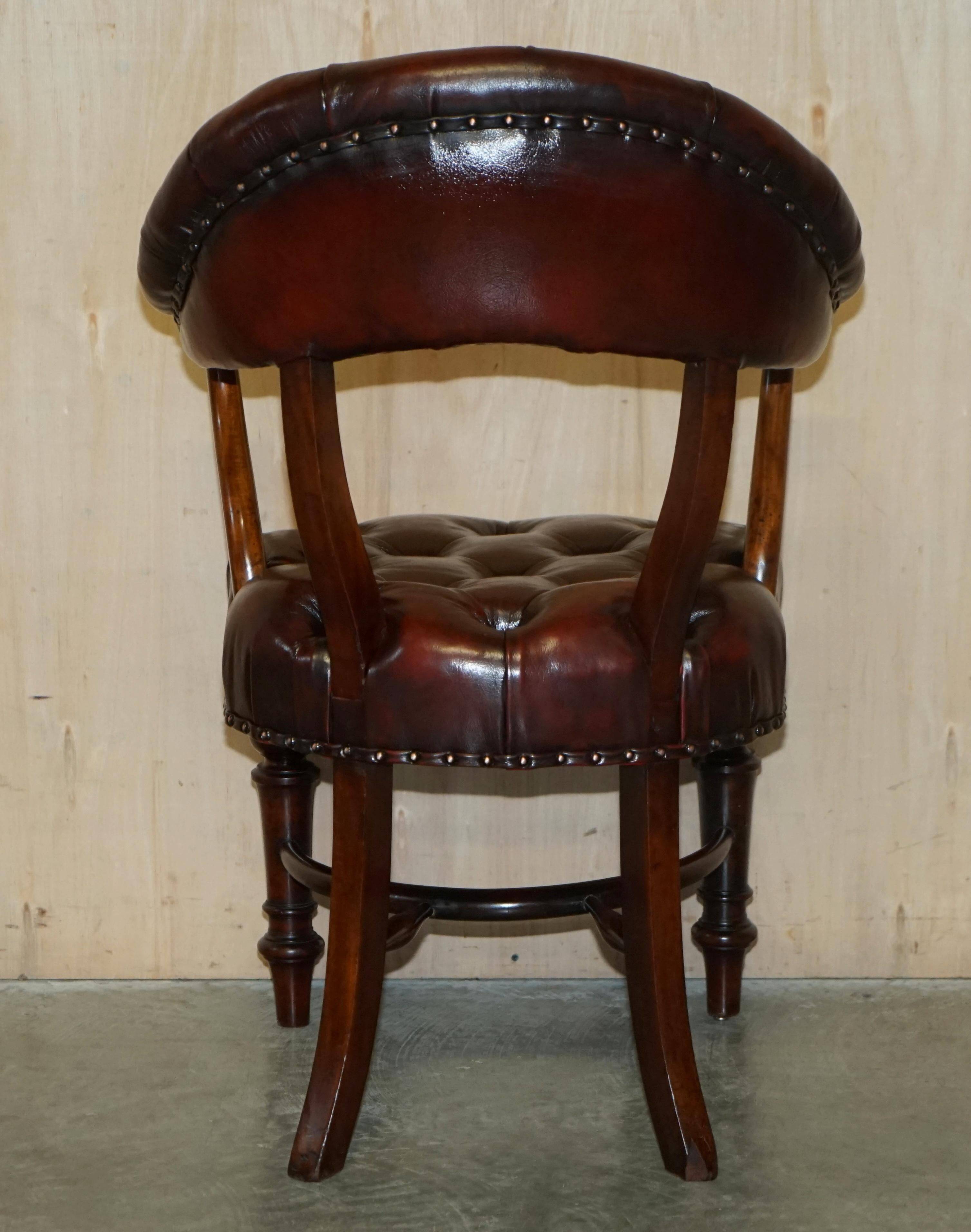 Chesterfield captain's armchair William IV in restored leather with hardwood.