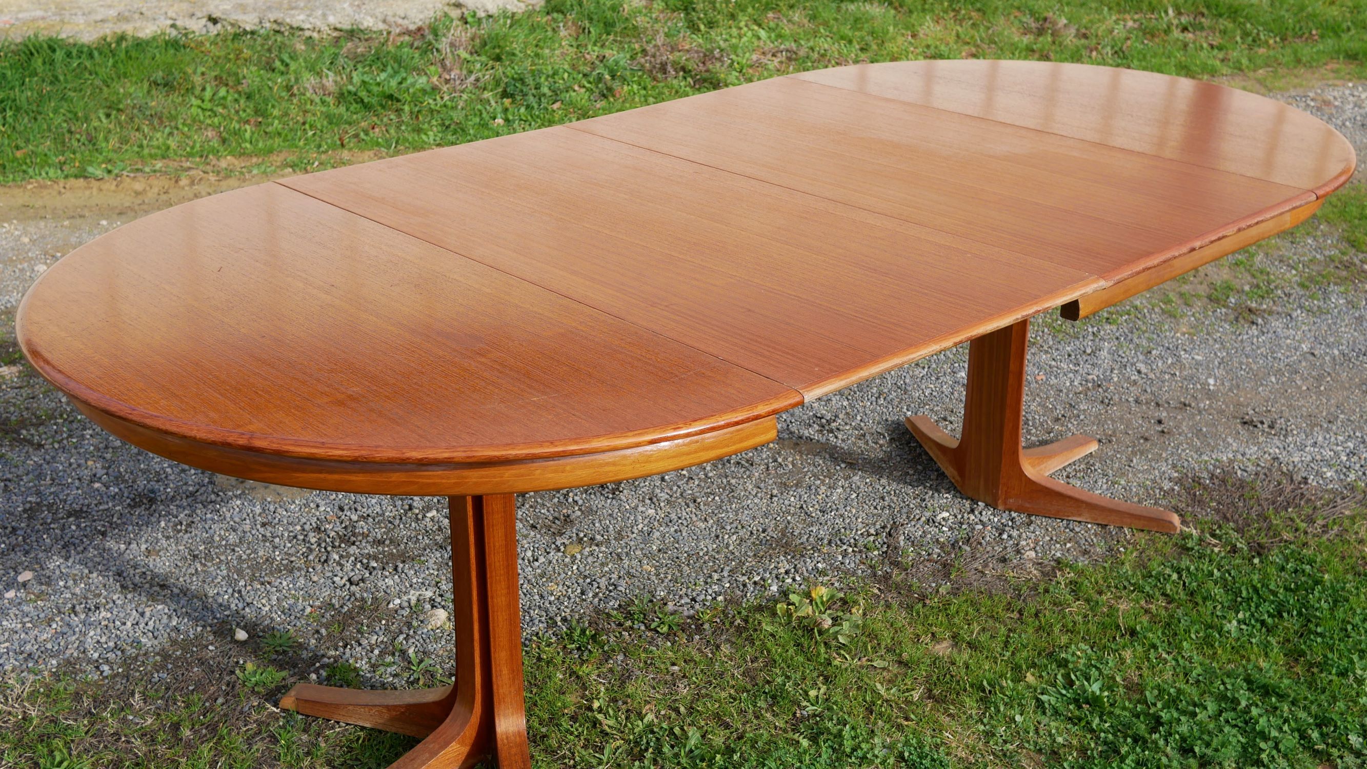 Dining round vintage with extensions