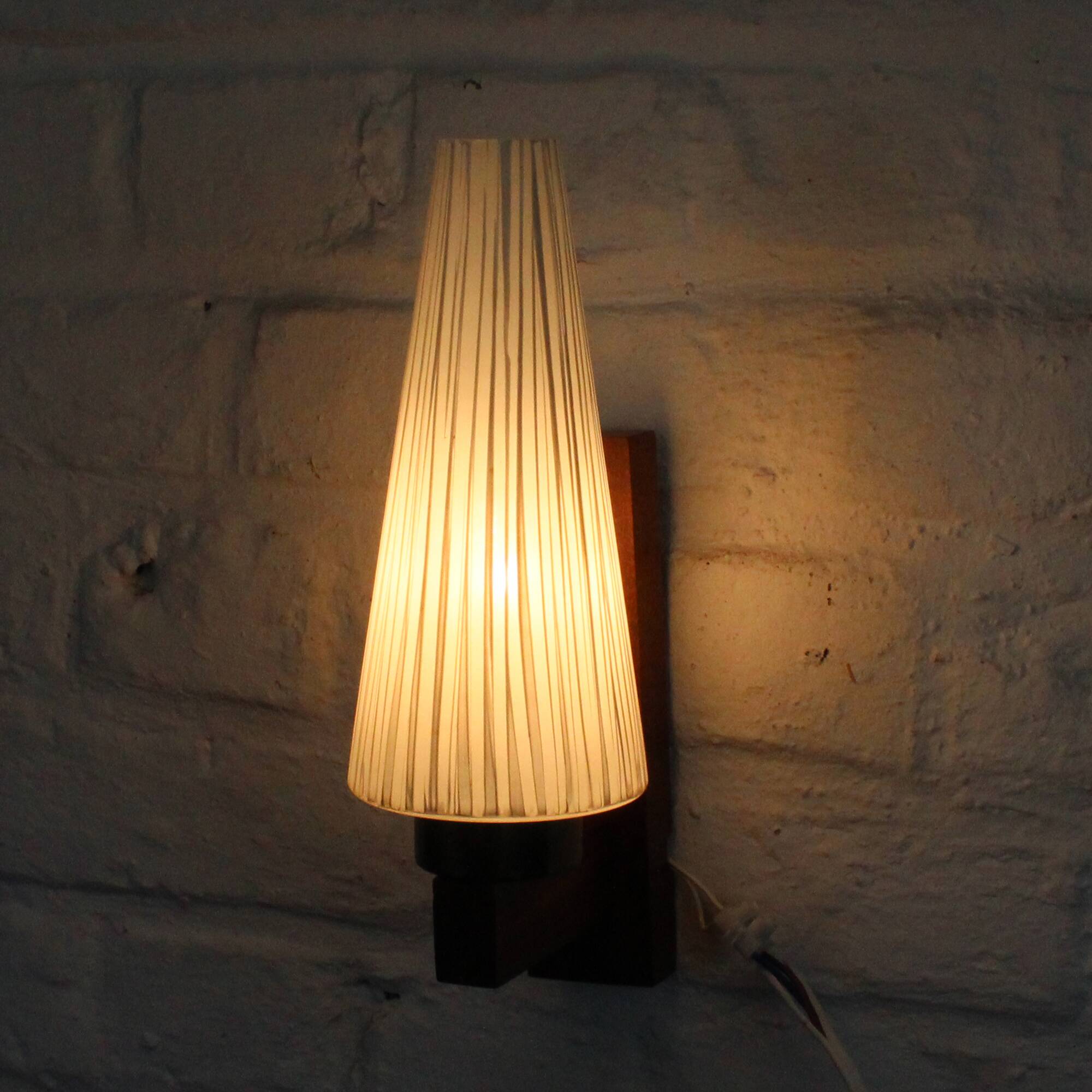 Paire d'appliques vintage teck et opaline style scandinave