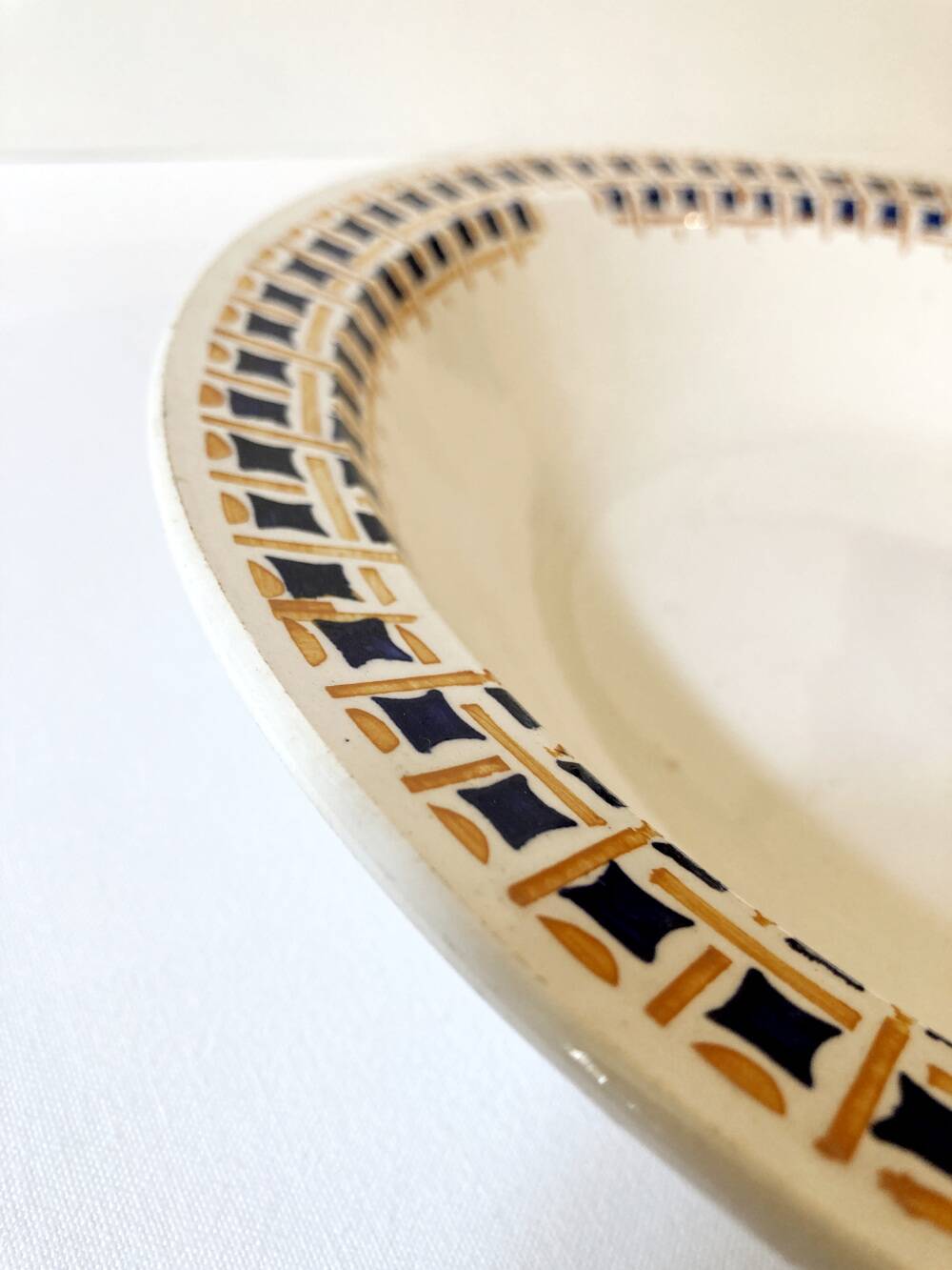 Large round dish from the Faïencerie Nouvelle de Givors, "Maryse" model