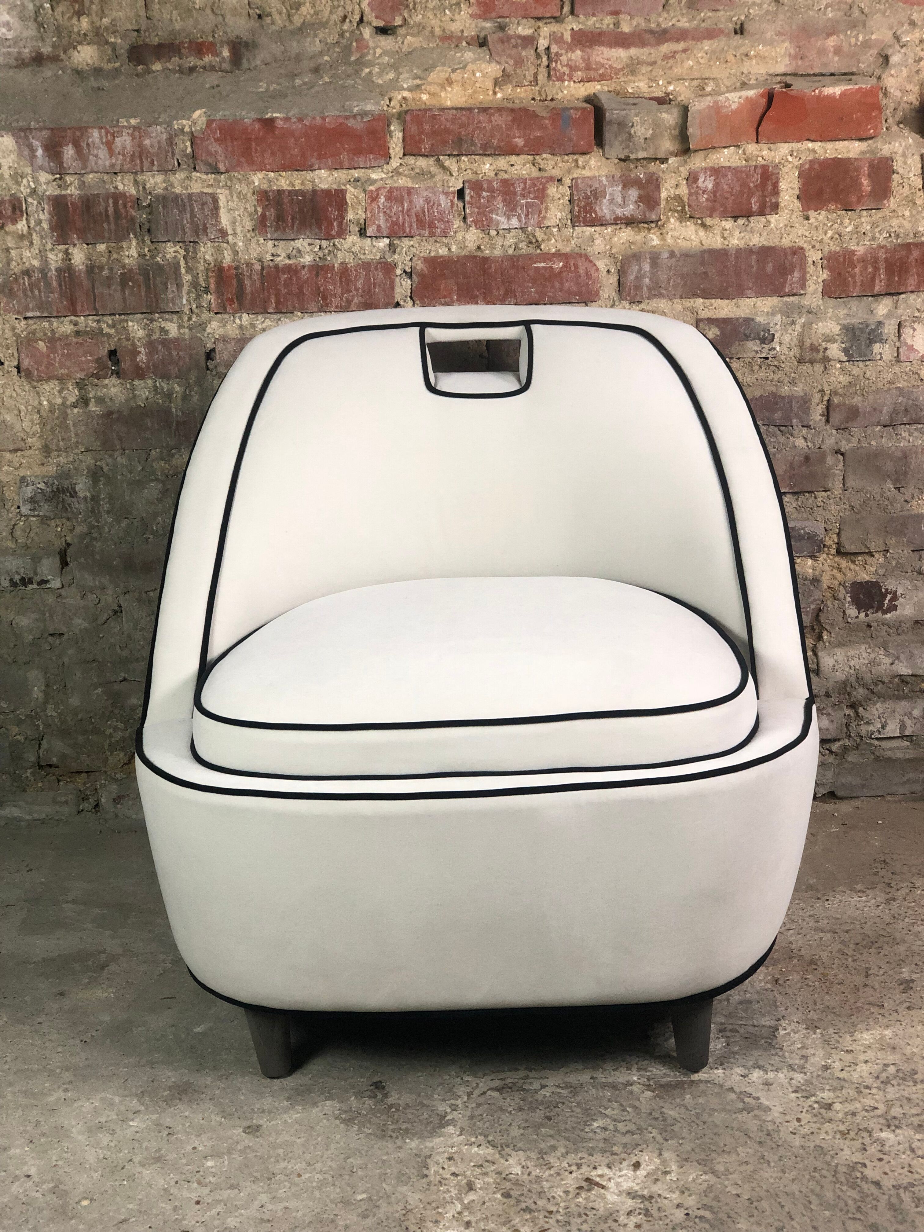 Fauteuil rétro vintage 80's en velours blanc gansé noir