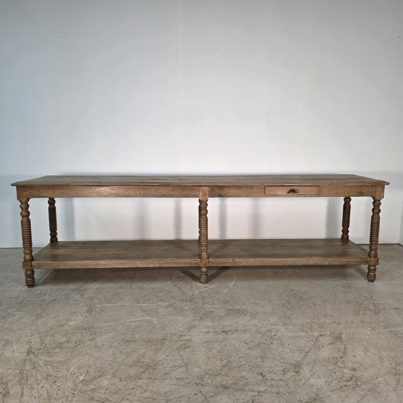 Beautiful 19th-century draper's table in oak with six fluted legs.