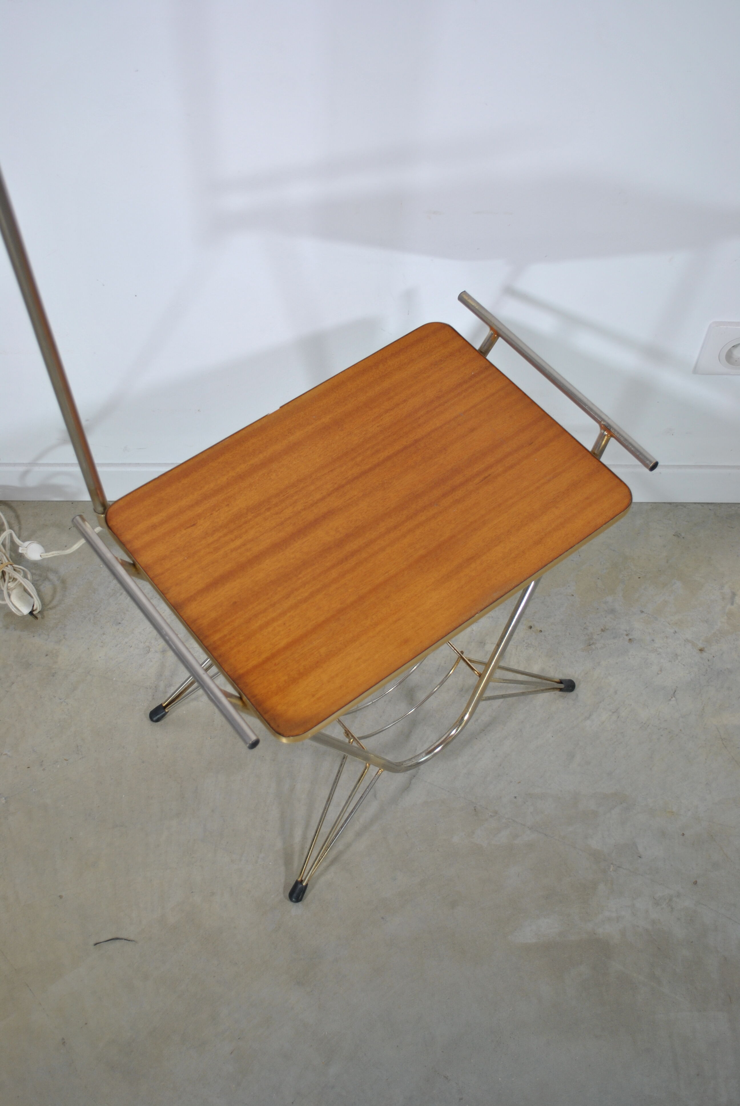 Smooth floor lamp magazine holder