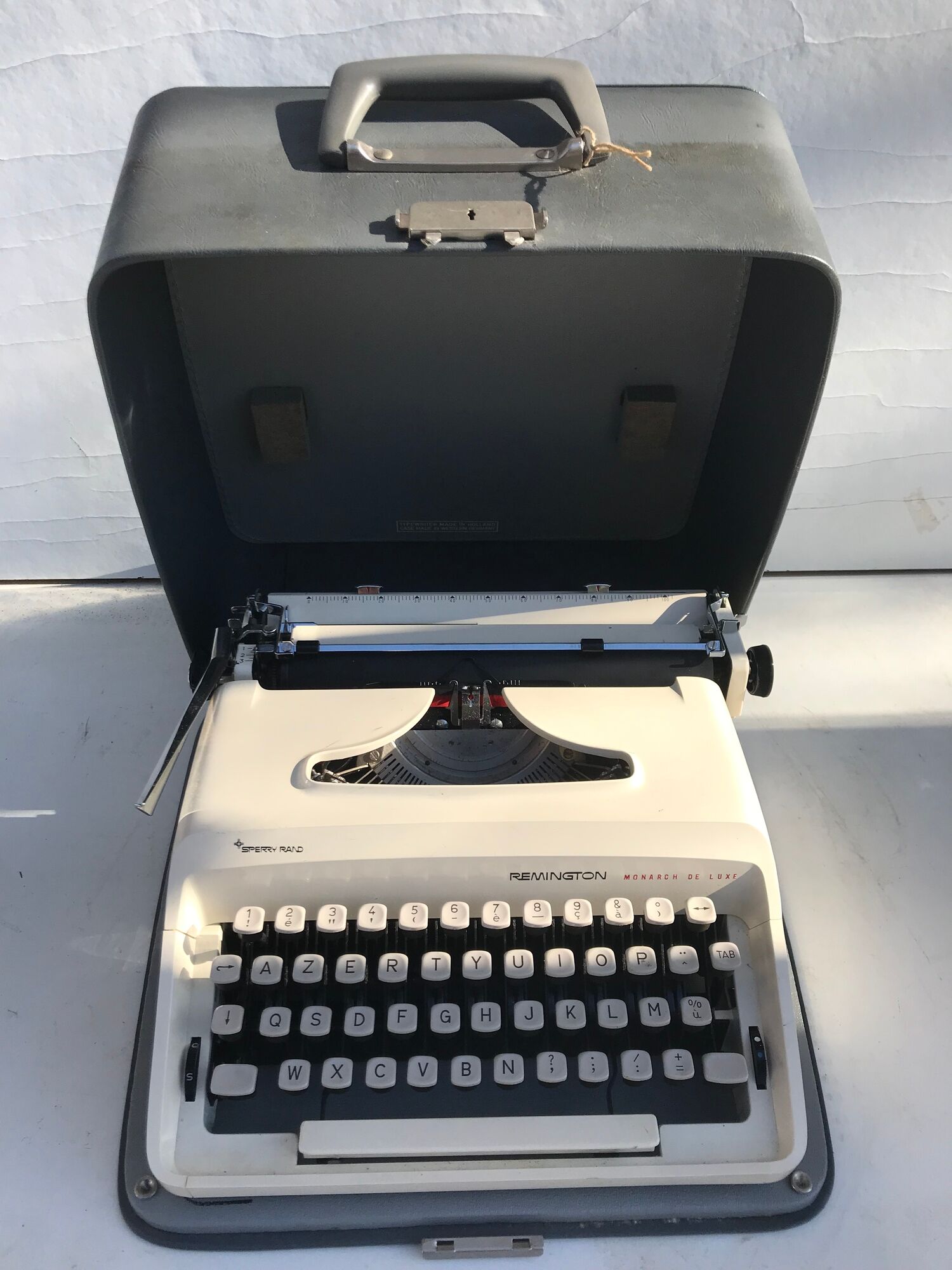 Machine à écrire Remington de luxe bakélite blanc + malle grise vintage