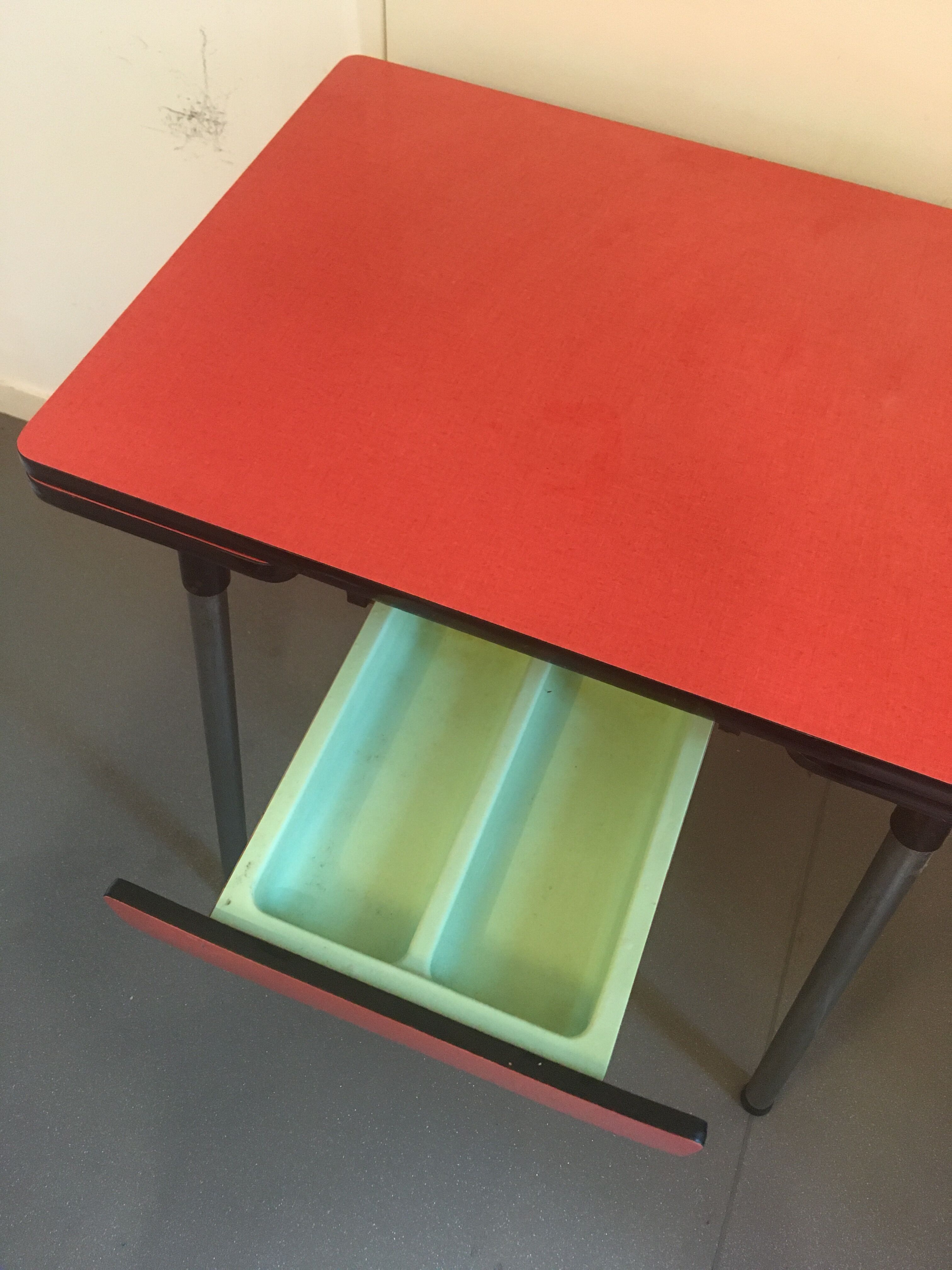 Table in red formica