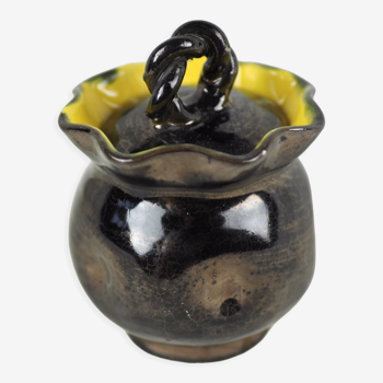 Boite en céramique noire irisée intérieur jaune surmontée d'une anse torsadée - Vallauris - 50s