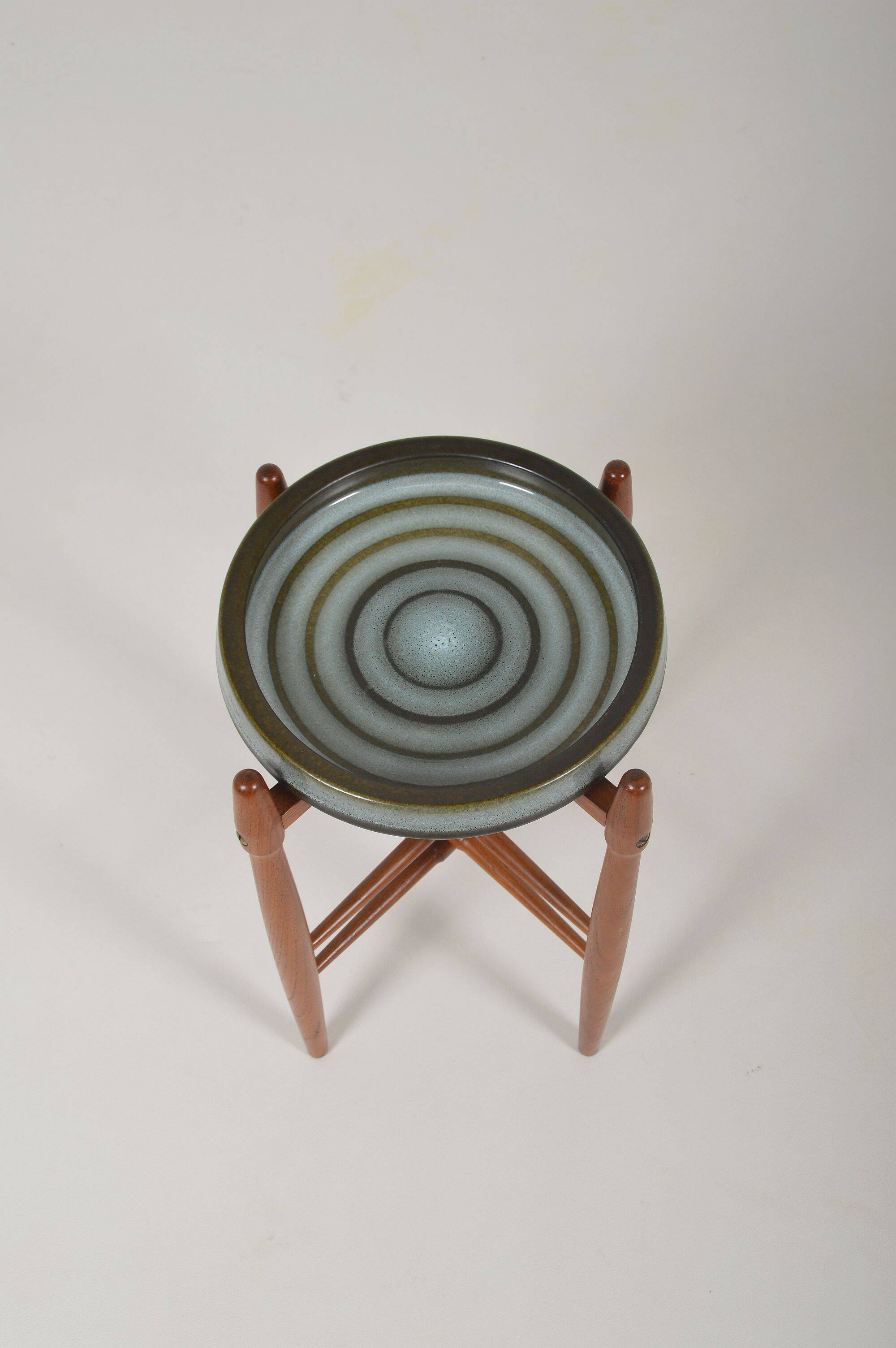 Table d'appoint avec bol en céramique par Hundevad & Basse pour Knabstrup, années 1960.