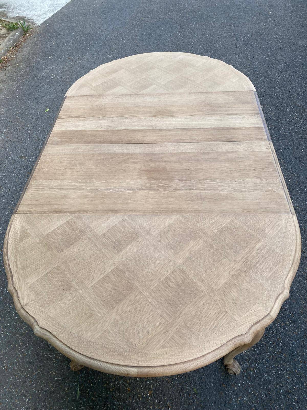 Extendable round Louis XV dining table, renovated in raw wood, 20th century, 200cm