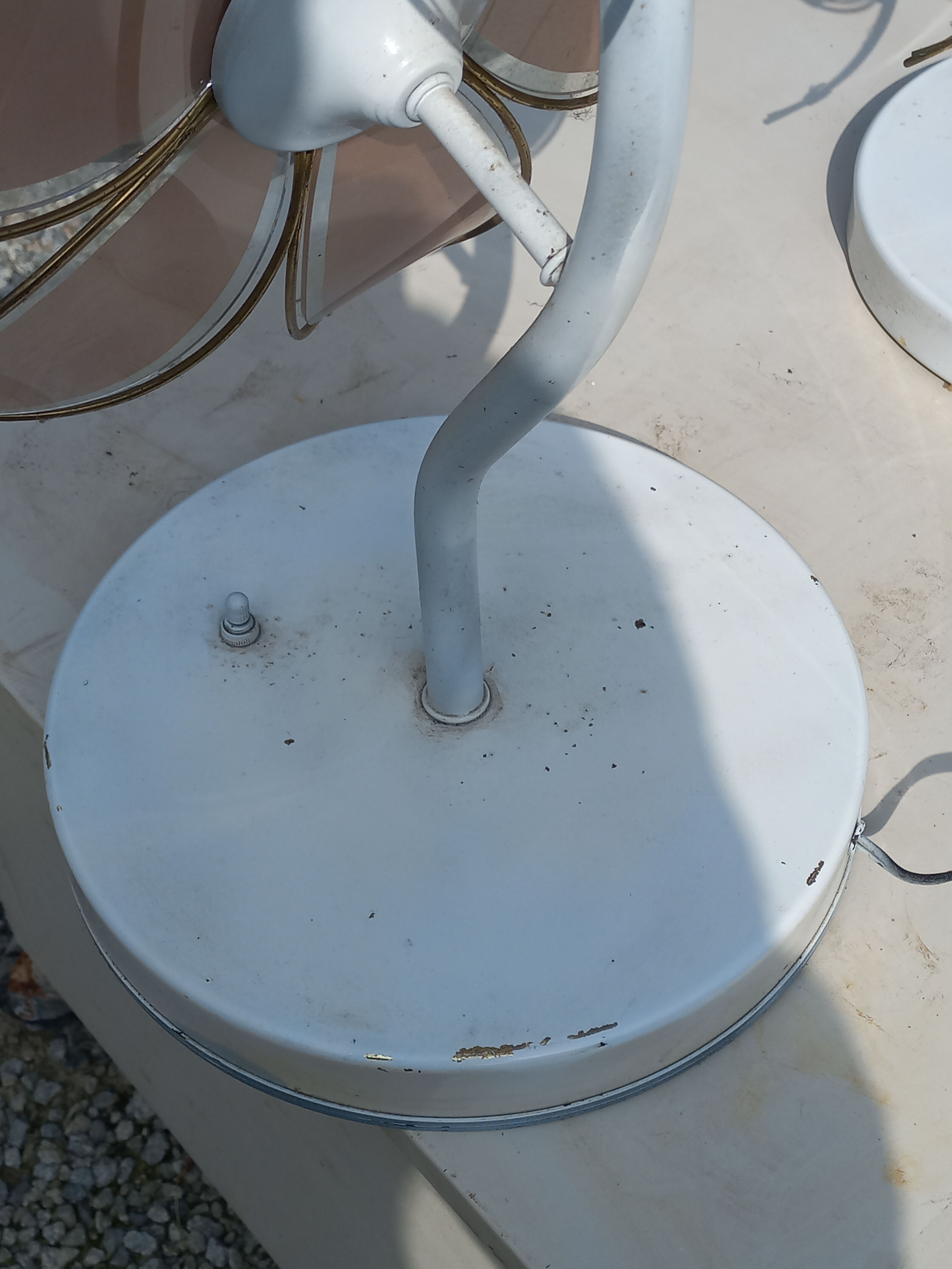 Paire de lampadaires des années 70 en métal laqué  fleurs en verre et métal doré