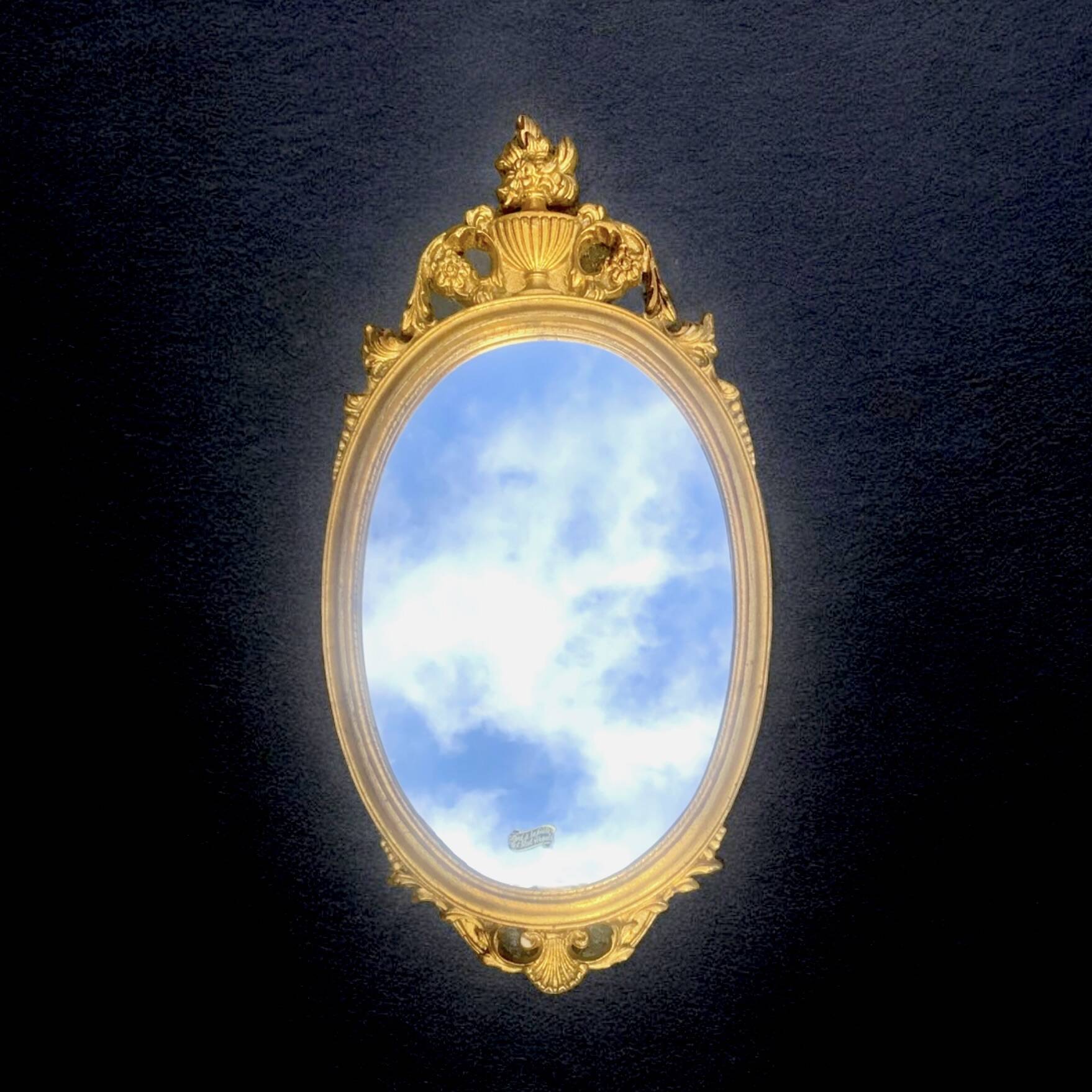 Ancien miroir ovale en résine dorée à la feuille - style baroque - 73 cm