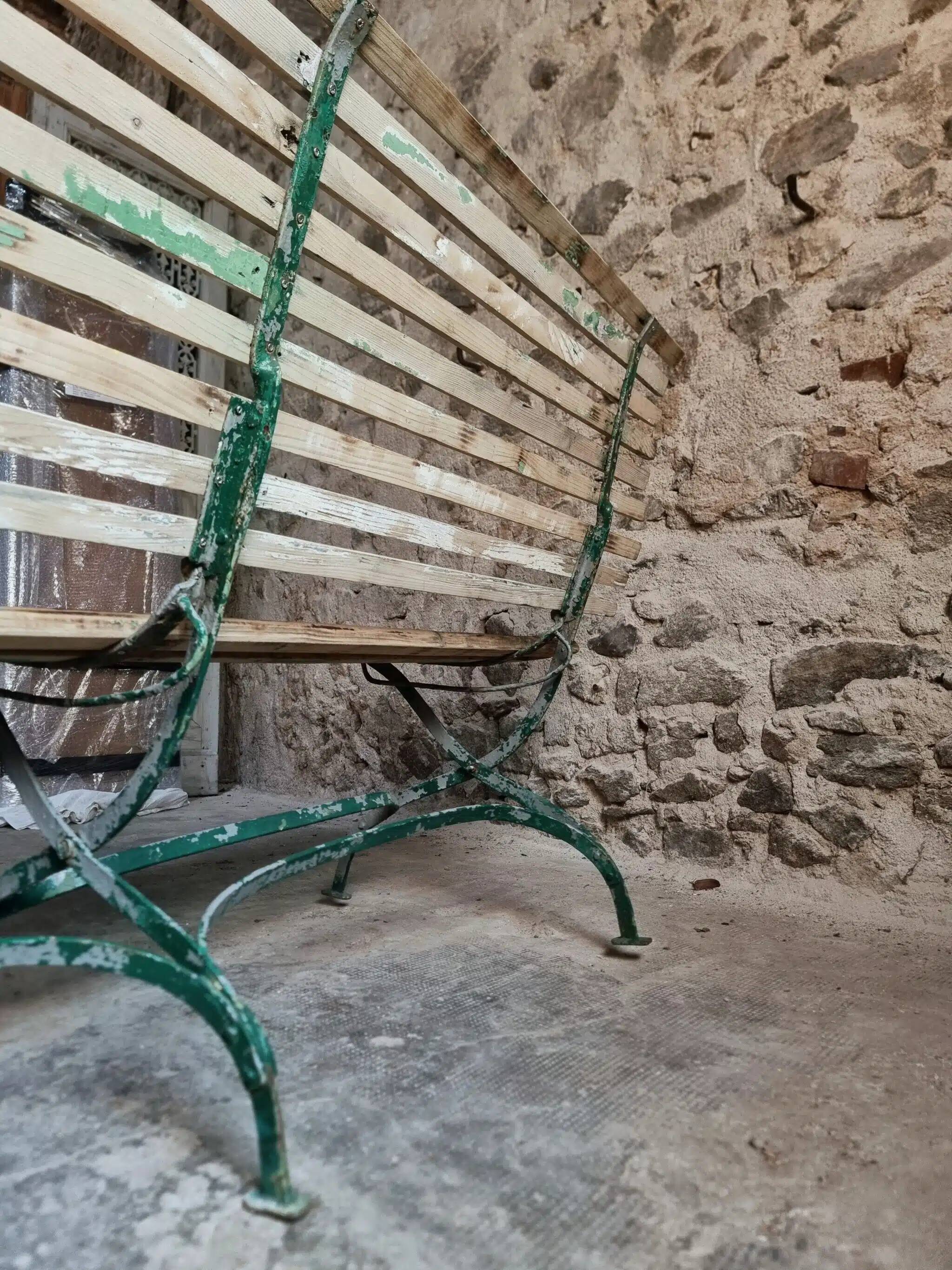 Banc de jardin pliant français ancien, pin et cadre en fer riveté
