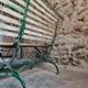 Banc de jardin pliant français ancien, pin et cadre en fer riveté