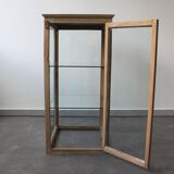 Countertop showcase in oak and glass