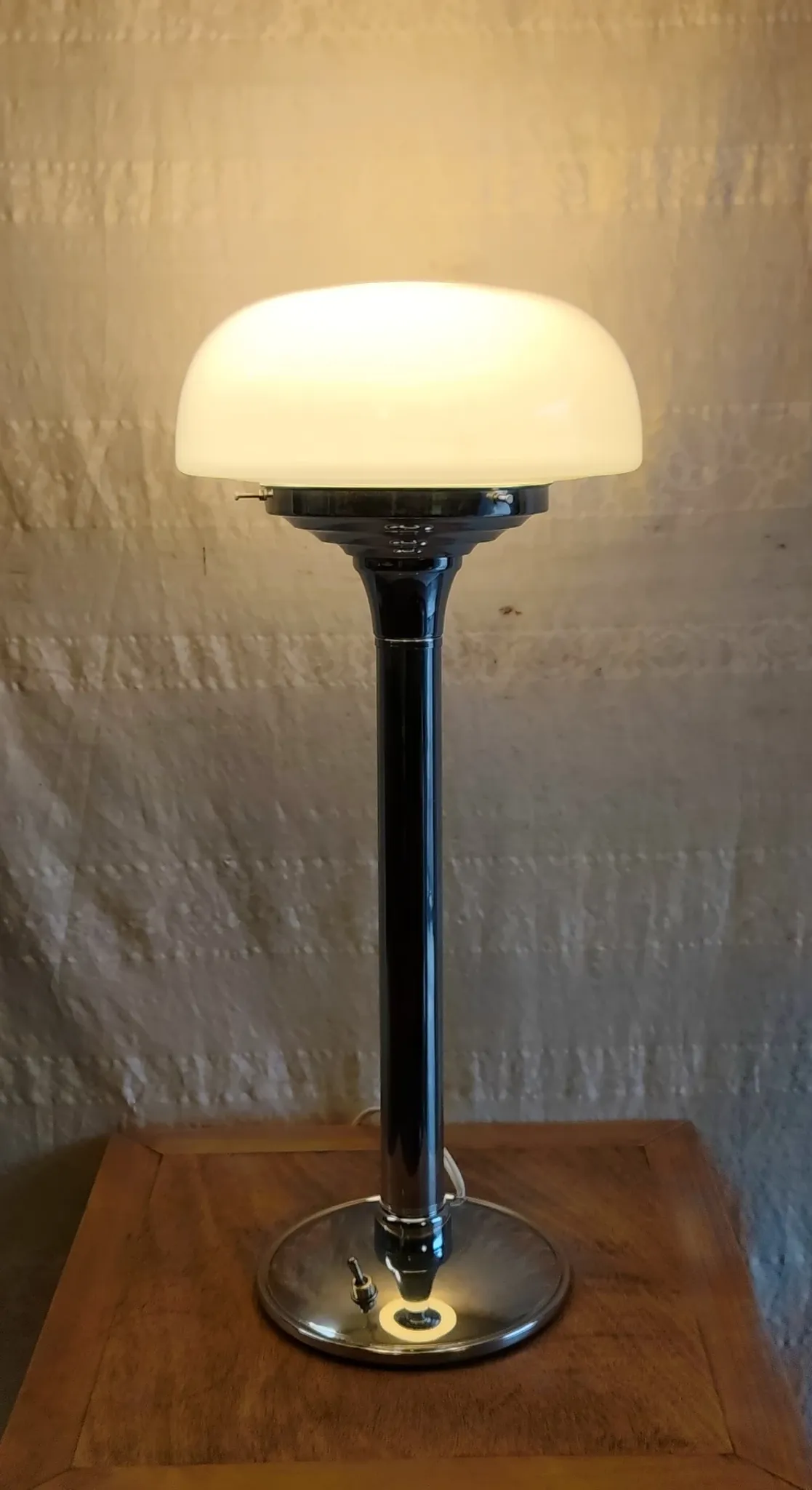 Table lamp in Bauhaus style with chrome metal and opaline globe - mid 20th century.