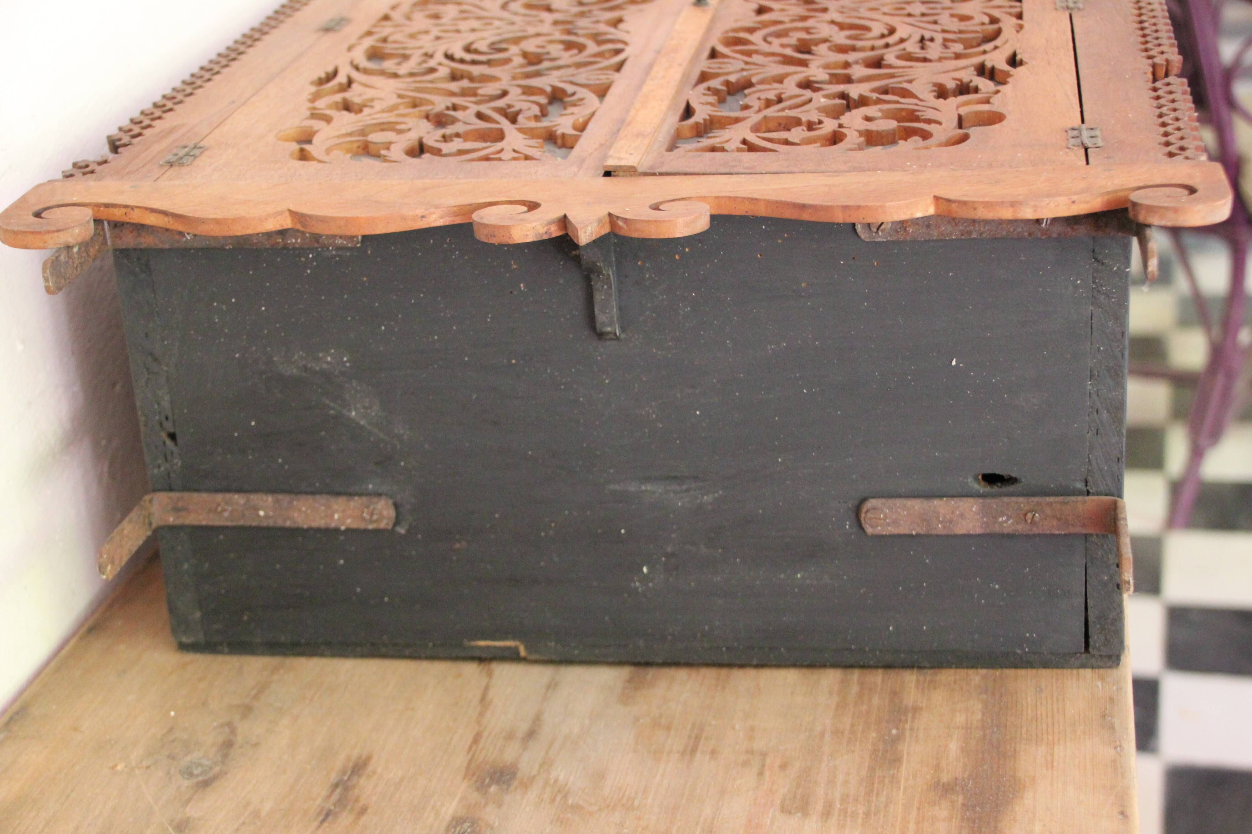 Wall cabinet to hang