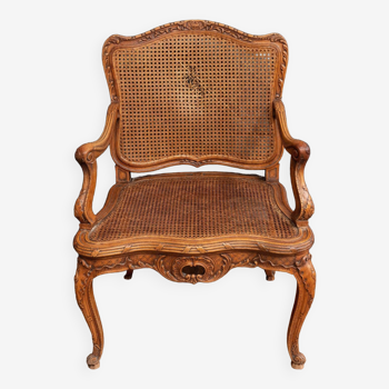 Fauteuil modèle à la reine Louis XV XIXe riche décor de coquille