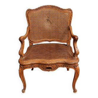 Fauteuil modèle à la reine Louis XV XIXe riche décor de coquille