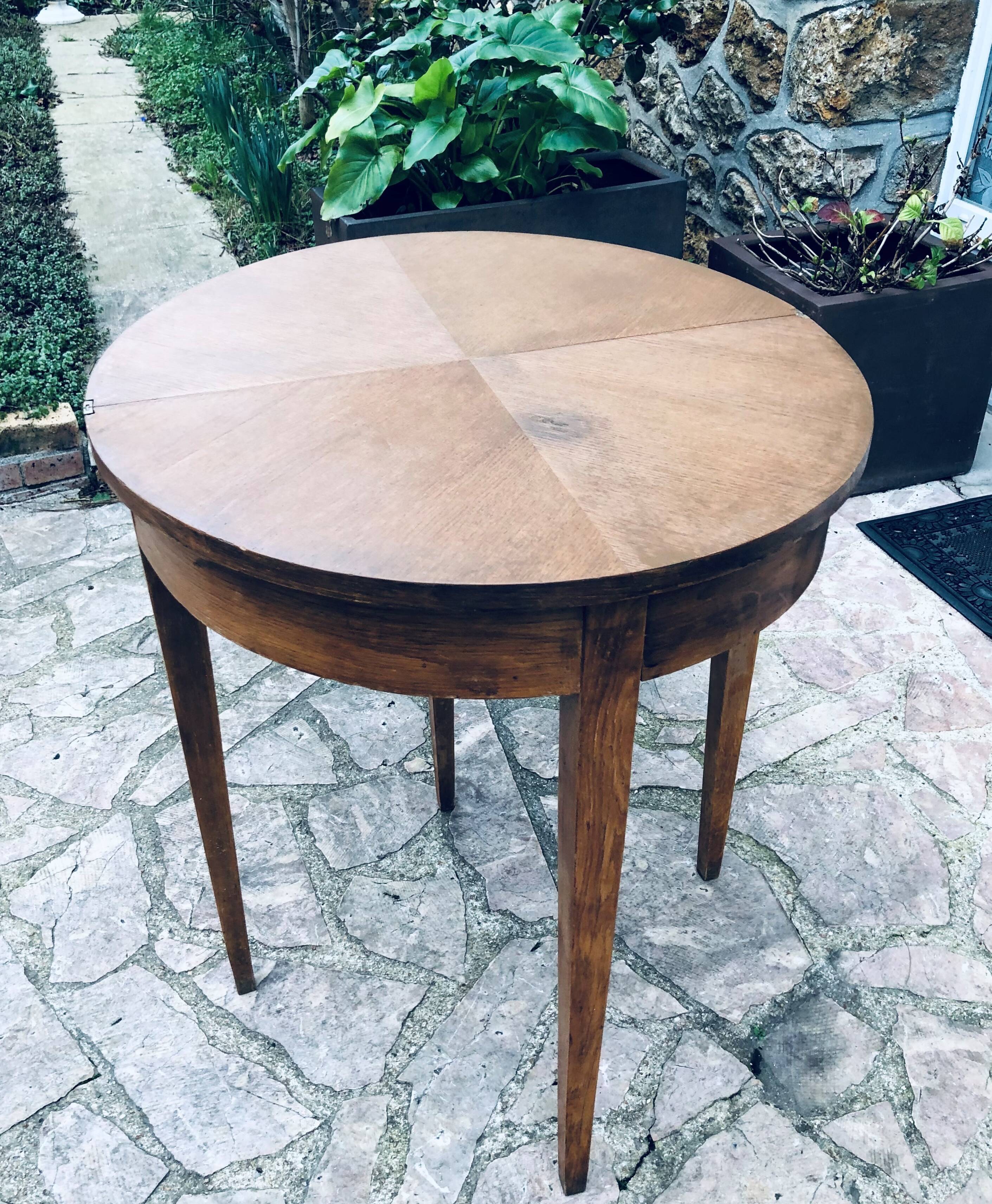 Half moon wallet table
