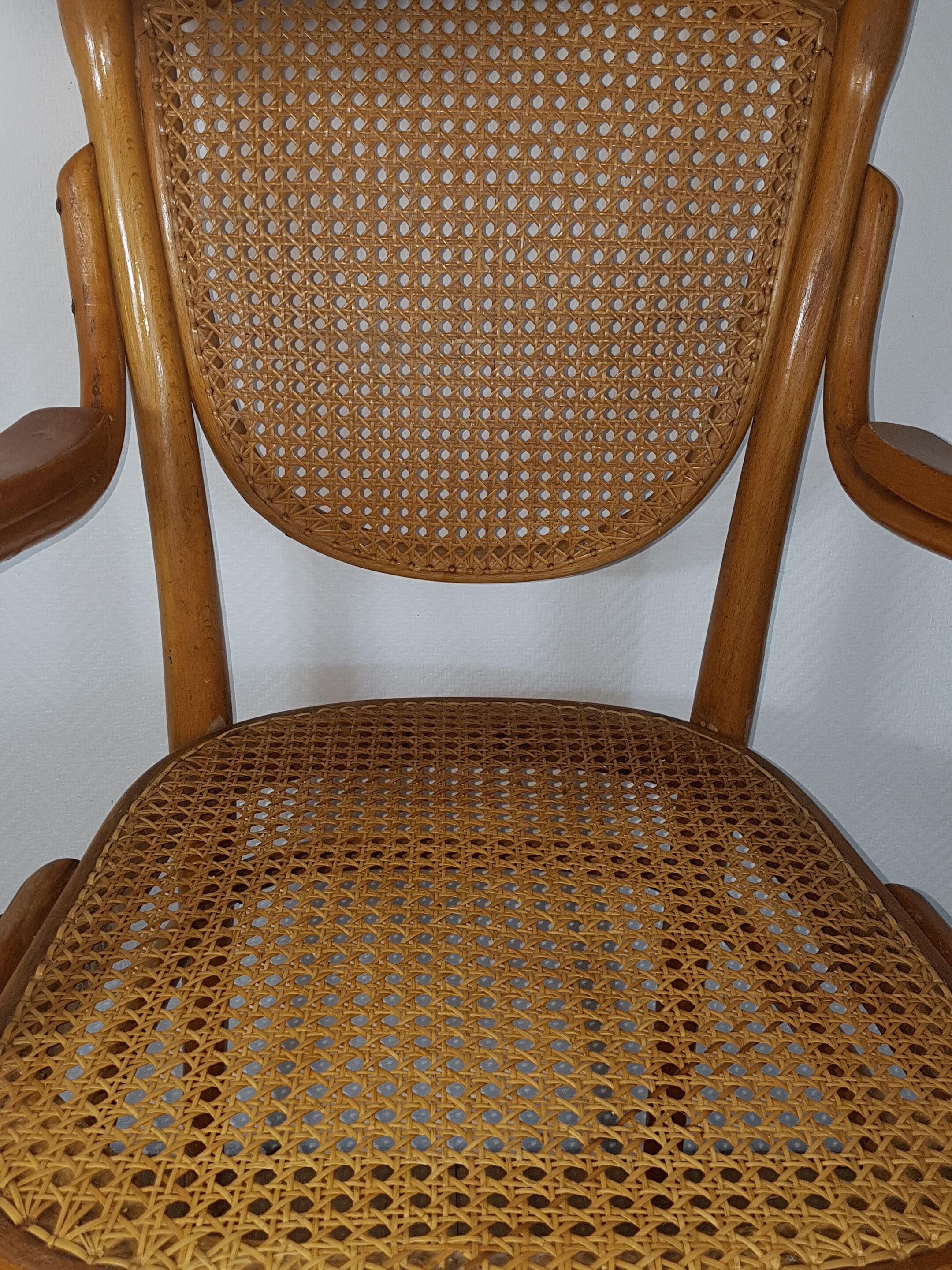 Fauteuil assise et dossier en cannage étiquette de Thonet ref sl02