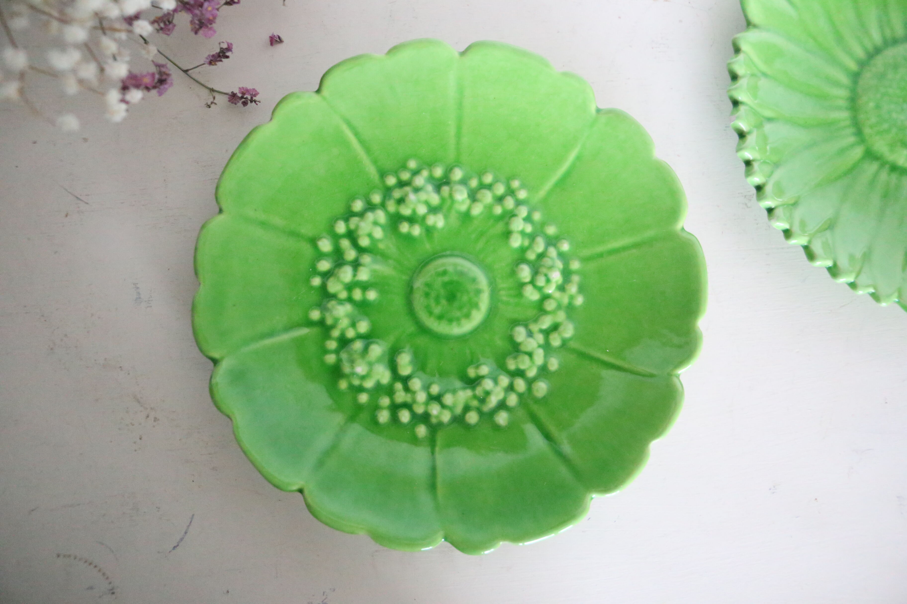 Plates Vallauris Alain Maunier, 1970, in the shape of a flower, in green earthenware