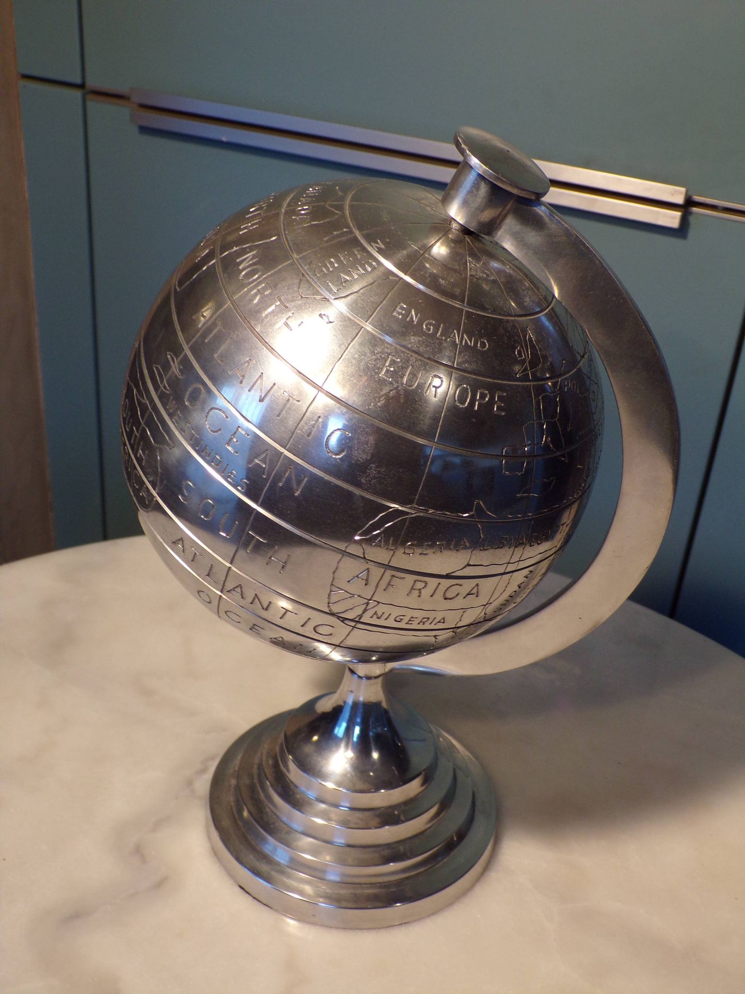 Globe terrestre en métal