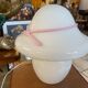 Lampe en opaline et noeud rose vintage