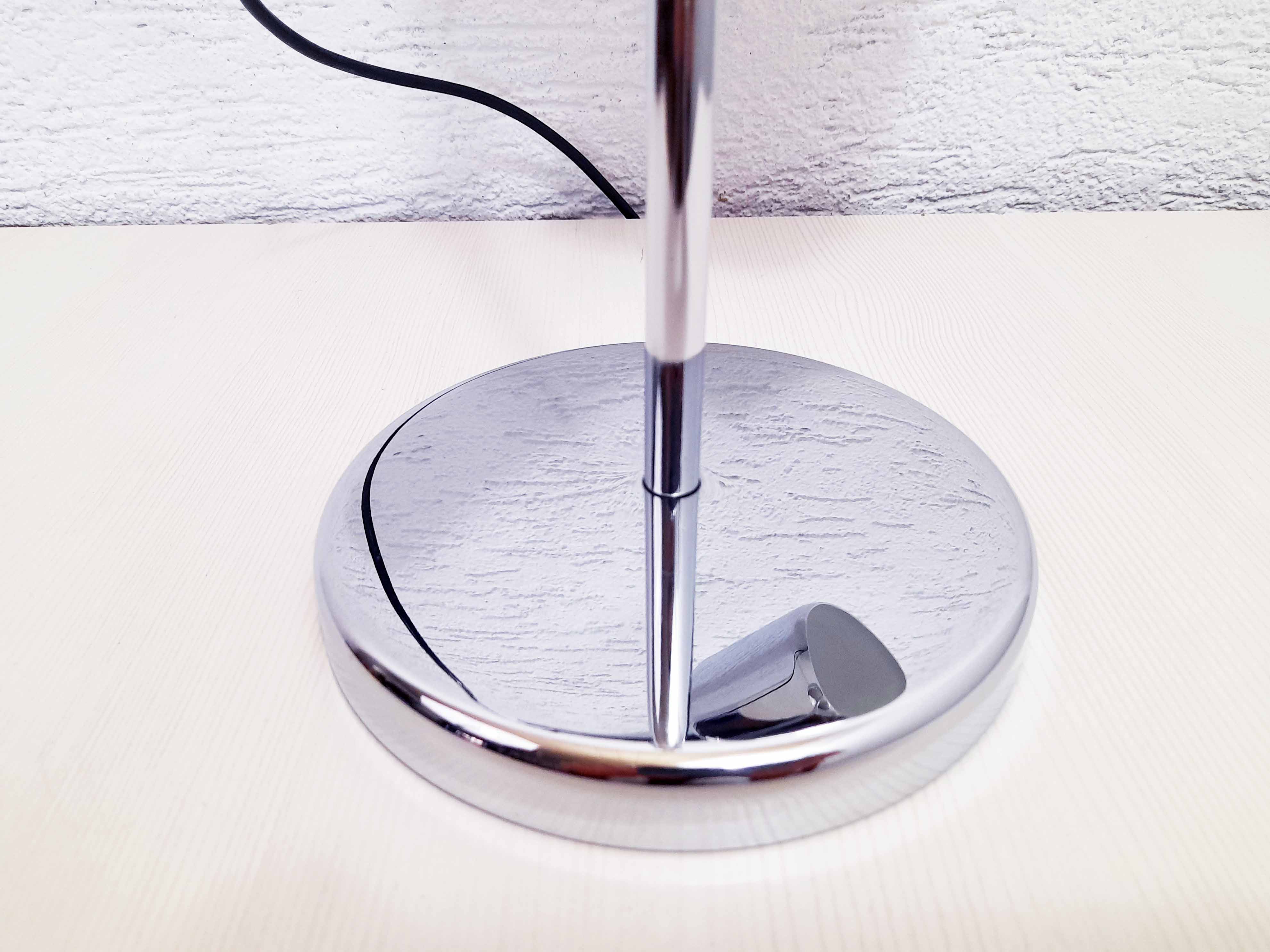 Lampe de bureau en métal chromé