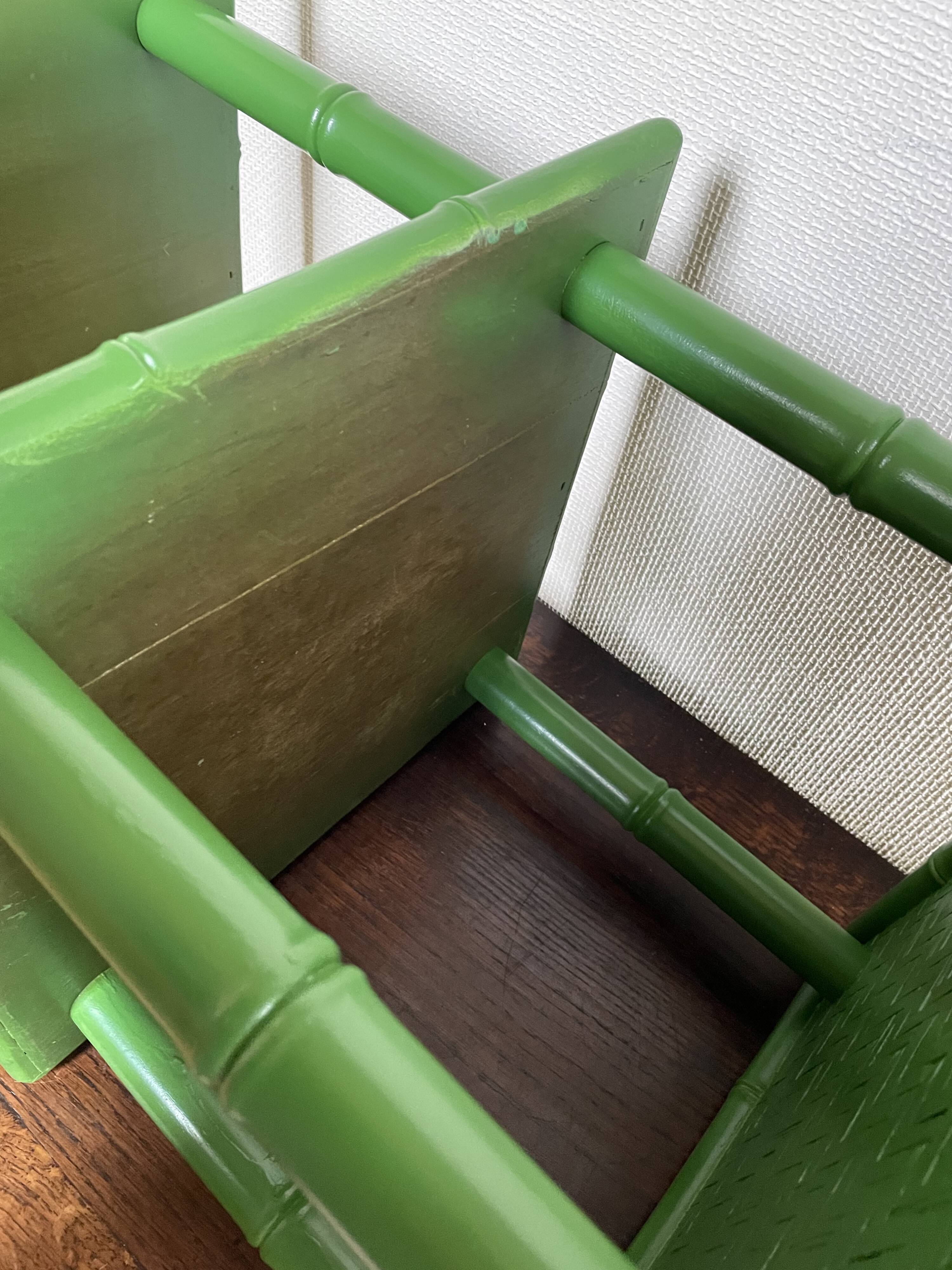 Table with 3 wood and bamboo trays
