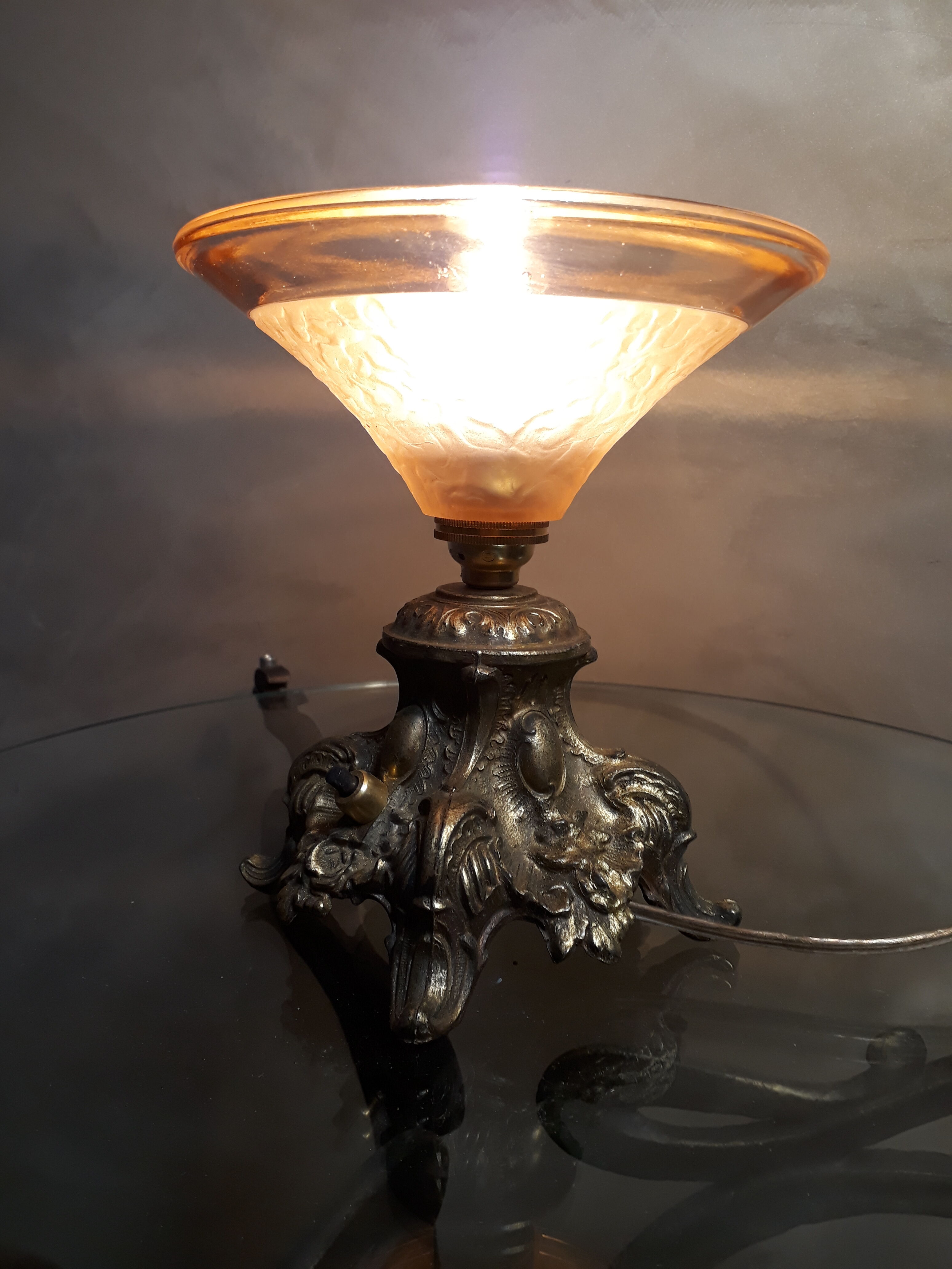 small lamp in golden regule 1930 to 40 with inter, and opaque molded glass pink ,,,23cmx17cm