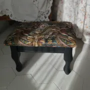 Petit ottoman repose-pied tapisserie vintage.