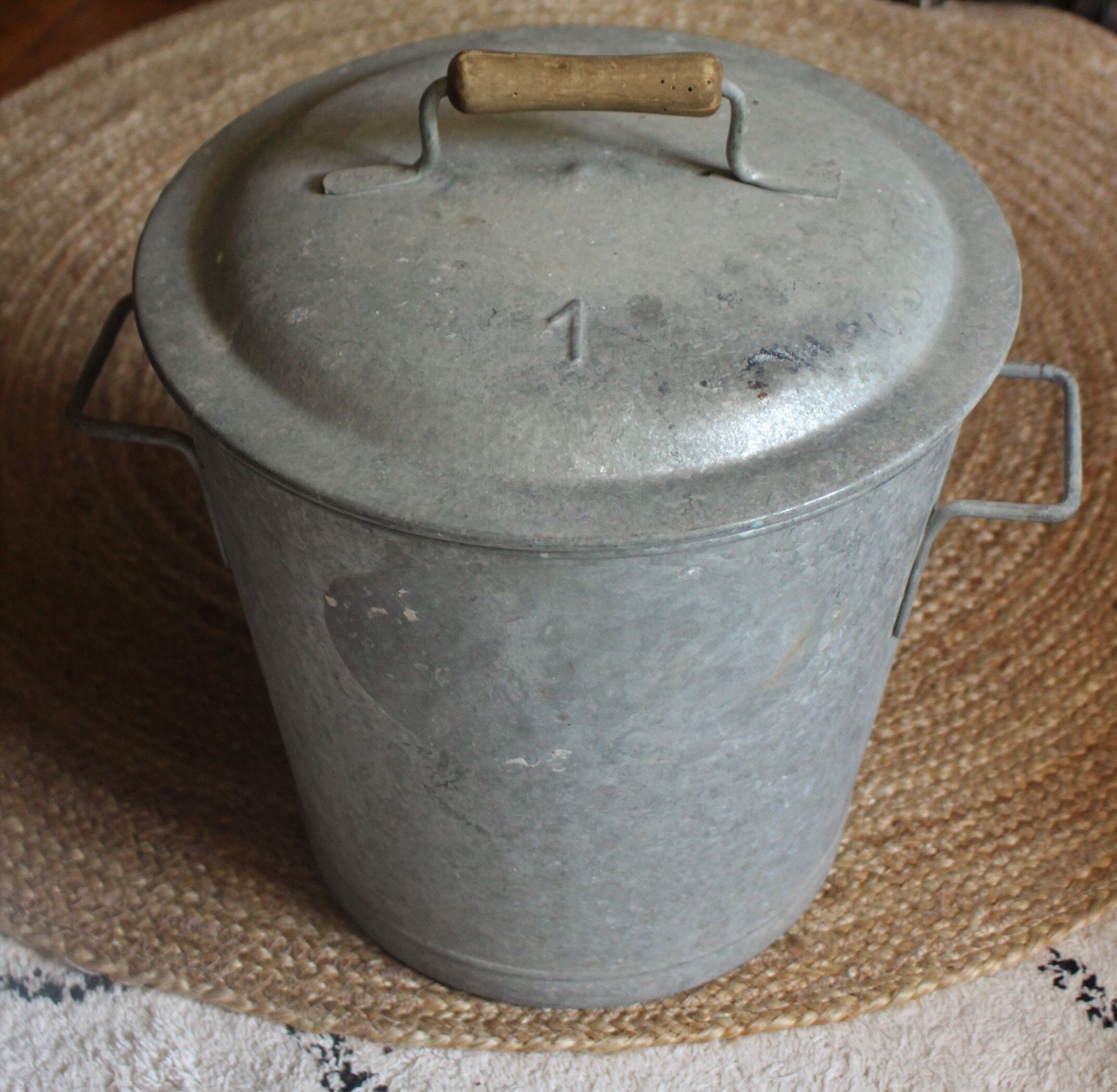 Basin high lid two garden handles