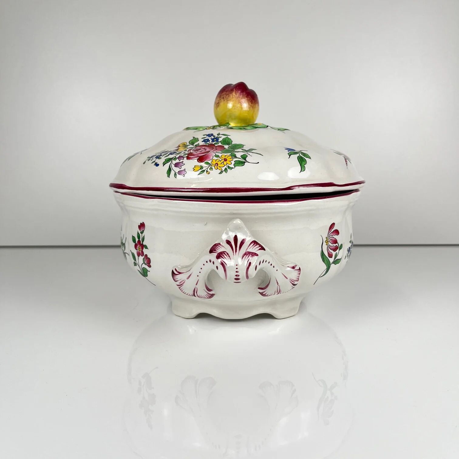 Small soup tureen KG Lunéville, model "Réverbère", rose pattern.