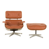 Fauteuil lounge avec repose-pieds en cuir aniline, conçu par Charles et Ray Eames